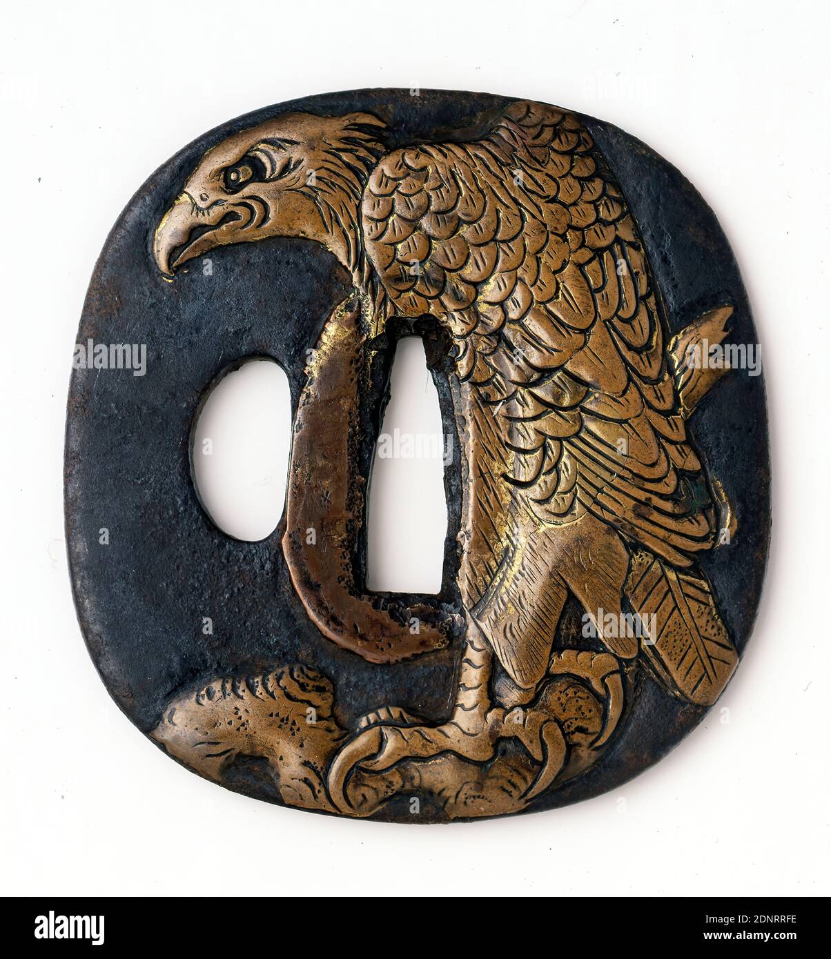 Gravure d'épée avec aigle sur branche de pin, fer, laiton, doré, Total: Hauteur: 7,50 cm; largeur: 7,80 cm, armes accessoires/munitions, aigle (oiseaux), la noblesse guerrière a développé sa propre culture luxueuse au Japon. L'épée est très appréciée, même si elle n'est plus utilisée comme arme de guerre, et depuis 1588, seuls les samouraïs sont autorisés à posséder cette arme. Il est plus précieux que la terre et l'or. Pour la forge de la lame et de l'épée bijoux le samouraï fait un effort inimaginable. La lame à simple tranchant, dont la netteté est légendaire, est fabriquée en acier à plusieurs plis avec un noyau souple Banque D'Images