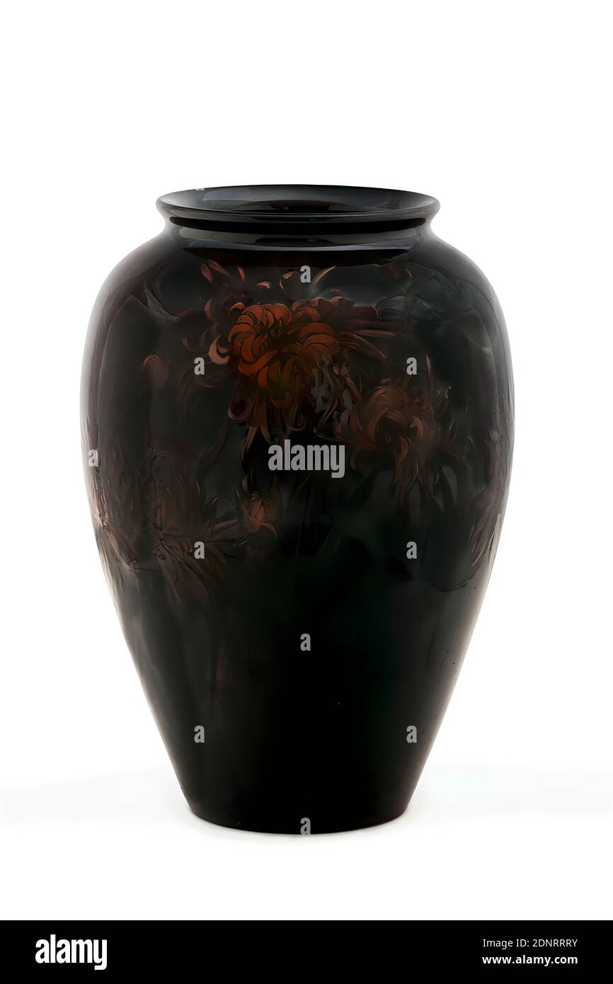 Rookwood Pottery, Albert R. Valentien, vase, acquis par Rookwood Pottery à la Foire mondiale de 1900, faïence, glaçure de plomb, total: Hauteur: 34.30 cm; diamètre: 24.50 cm, timbre: Face inférieure: Cachet de fabrication et numéro de série sur la base: RP avec 11-flamme nimbus, 581 c, signé: Au-dessus de la base: Incisé, sous-glaçure: A.R. Valentien, objets ornementaux, art nouveau Banque D'Images Rookwood Pottery, Albert R. Valentien, vase, acquis par Rookwood Pottery à la Foire mondiale de 1900, faïence, glaçure de plomb, total: Hauteur: 34.30 cm; diamètre: 24.50 cm, timbre: Face inférieure: Cachet de fabrication et numéro de série sur la base: RP avec 11-flamme nimbus, 581 c, signé: Au-dessus de la base: Incisé, sous-glaçure: A.R. Valentien, objets ornementaux, art nouveau Banque D'Images