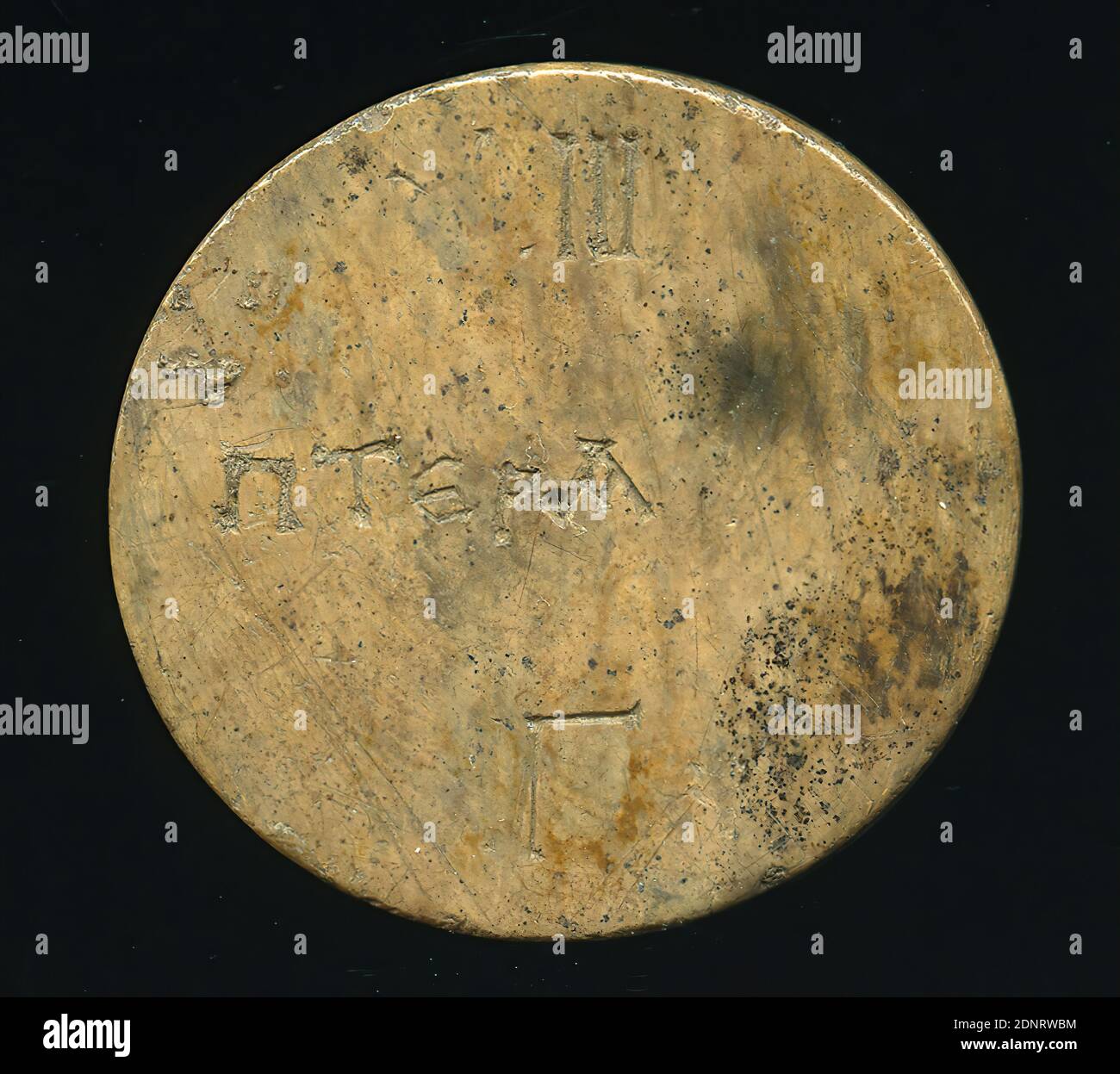 Os De La Jambe En 6 Lettres Jeton (tessera), os, sculpté, poli, jambe, total: Diamètre: 3.3 cm,  inscription: Face avant: III, jouets/jeux/sports, lettres, alphabet,  écriture, antiquité romaine, le jeton rond a une inscription de trois  lignes sur un côté.