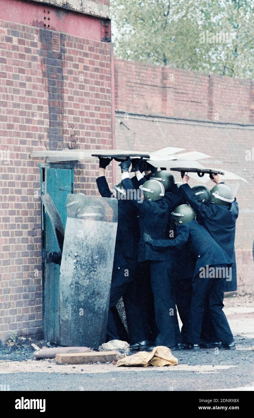 Formation d'émeute de la police de Bedfordshire à Kempston Brickworks. Les officiers déployant la formation de bouclier pour entrer dans le bâtiment occupé par les émeutiers. Banque D'Images