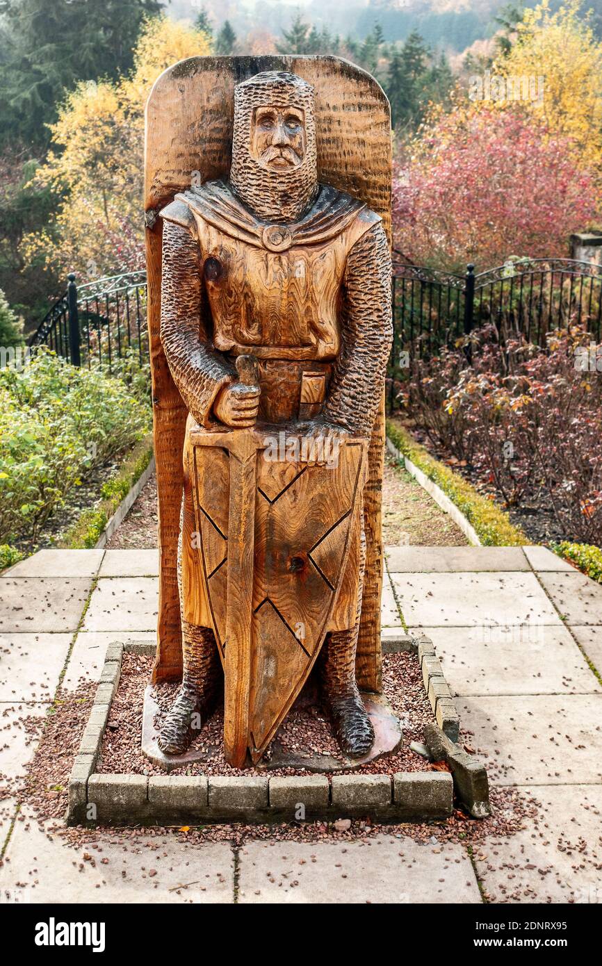 Une sculpture de tronçonneuse en bois de William Wallace sculptée par Iain Chalmersin 2016 et situé dans le jardin William Wallace Rose Dans Castlebank Park en LAN Banque D'Images