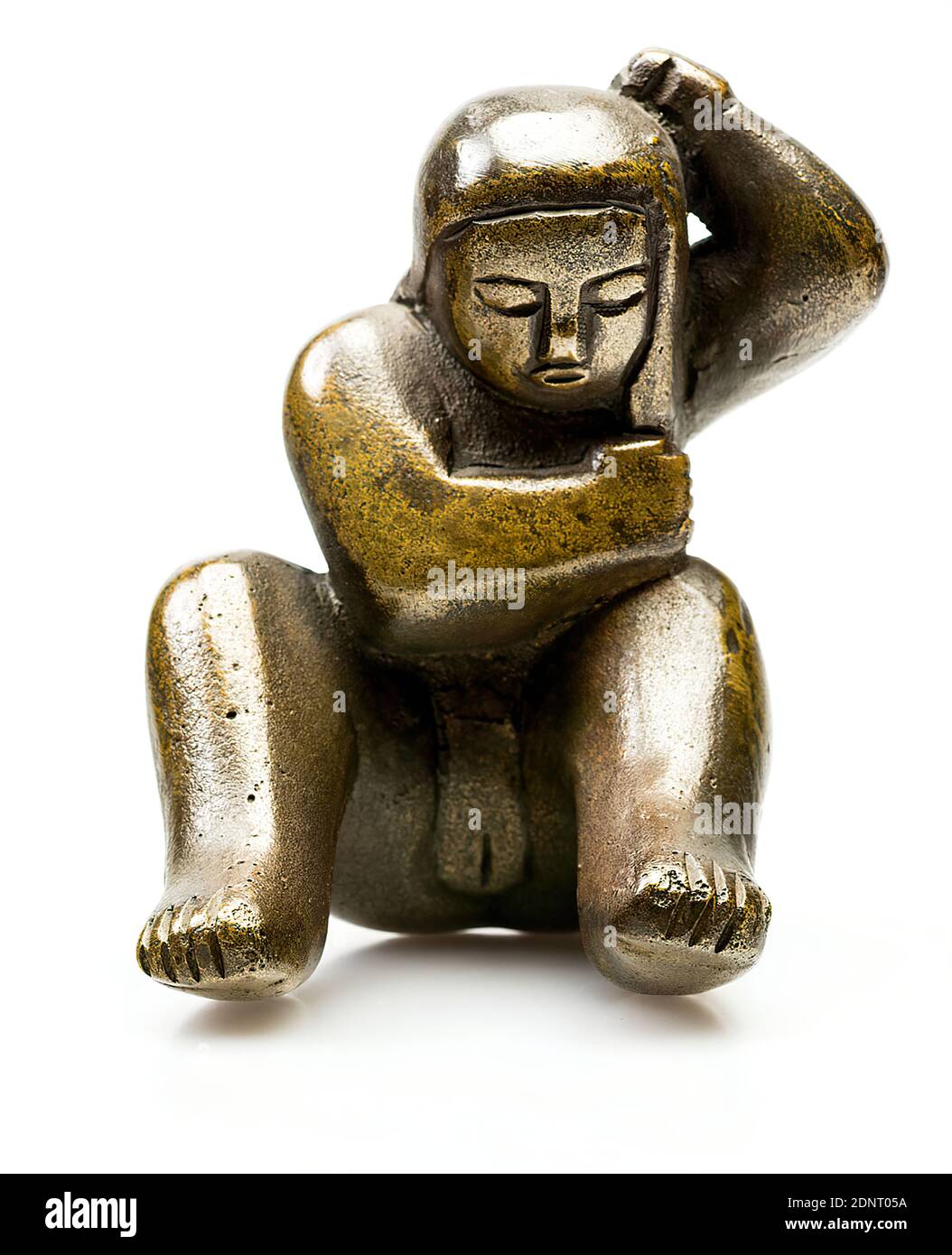 Gustav Heinrich Wolff, assis, peignant ses cheveux (Baigneuse II), laiton, fonte, laiton massif, Total: Hauteur: 8 cm; largeur: 6,3 cm; profondeur: 6,6 cm, signé: kleiner Wolf, Kleinplastiken/Kleinkunst, sitzende Figur, sitzender weiblicher Akt, weiblicher moderne, Akische Klassche Banque D'Images