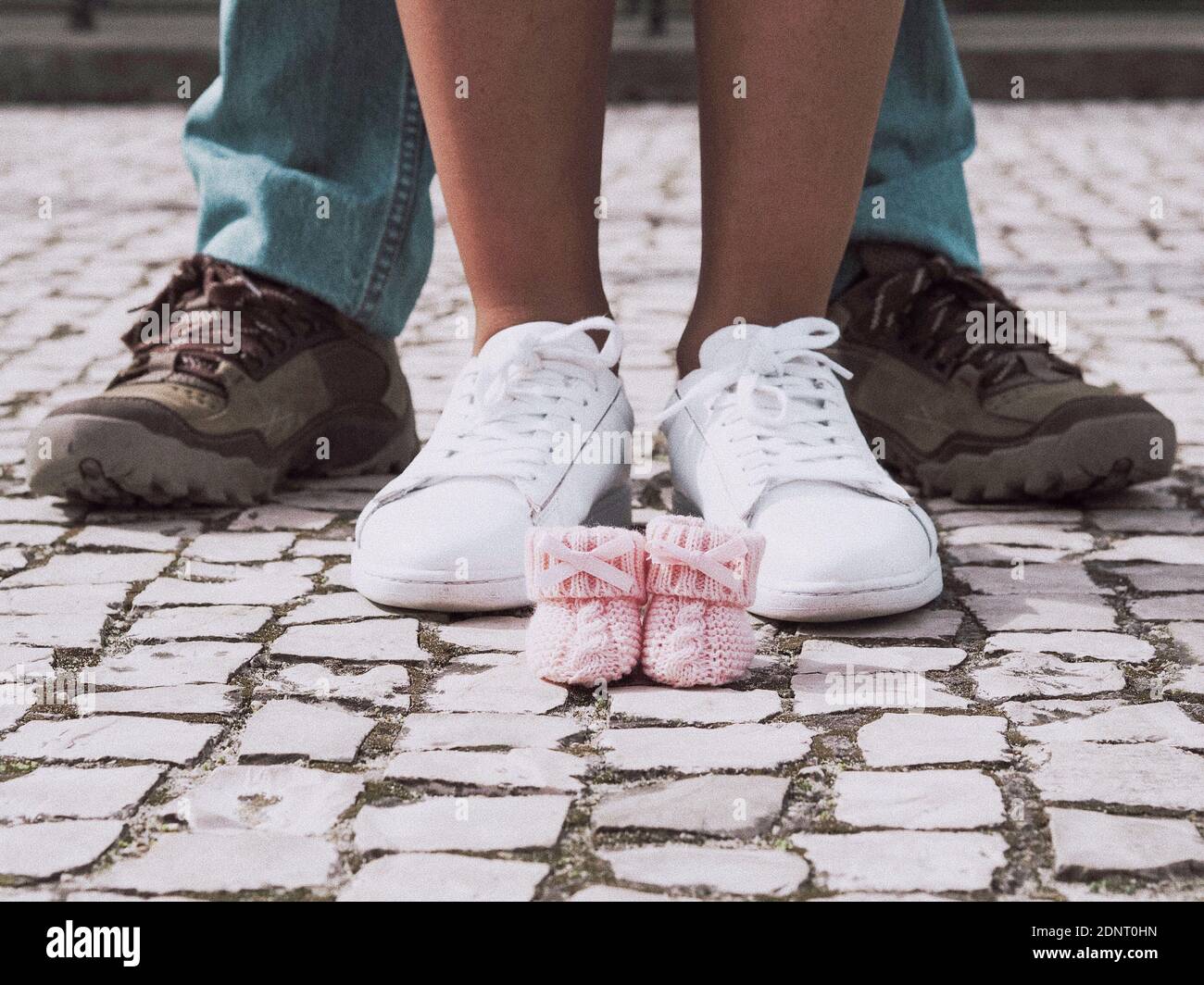 Section Basse D Un Couple Avec Des Chaussures Pour Bebe Debout Sur Un Sentier Photo Stock Alamy
