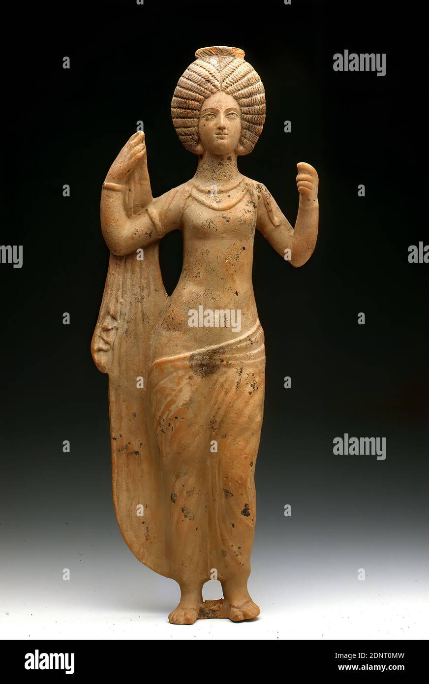 Praxiteles, Aphrodite aux toilettes, propriété de la Stiftung Hamburger Kunstsammlungen, Clay, main, pressée dans la forme, Clay, Total: Hauteur: 48 cm, céramique, Histoire de Vénus (Aphrodite), toilette de Vénus, époque impériale moyenne, Vénus Antiquité romaine, la statuette exceptionnellement grande dépeint la déesse Aphrodite des toilettes, à la déesse. La figure est travaillée à plat et à plat. Il est composé de différentes parties, ce qui peut expliquer les différentes qualités des différentes parties du corps. La déesse se tient dans une frontalité calme, les deux bras levés. Banque D'Images