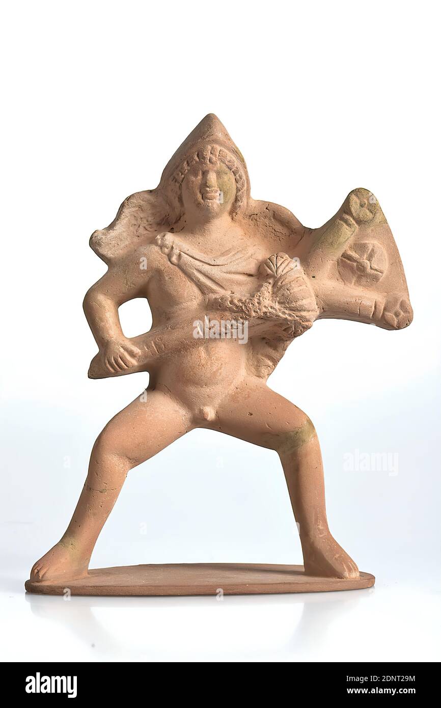 Reitender Eros mit Fackel, argile, pressée dans la forme, modélisée à la main, cuite (céramique), argile, Total: Hauteur: 15.8 cm; largeur: 11.5 cm; profondeur: 5 cm, céramique, équitation, torche, Histoire de Cupid, Cupid (Eros), hellénisme, républicain tardif, période impériale précoce, période impériale moyenne, le dieu Eros se présente dans le siège du cavalier seulement en portant un manteau et un chapeau, Bien que la bête correspondante de la charge manque les ailes qui dépassent sur les épaules sur la droite et la gauche l'identifient comme le dieu grec, dont les formes de corps doux et bien arrondi contraste avec les longs bras et les jambes. Banque D'Images