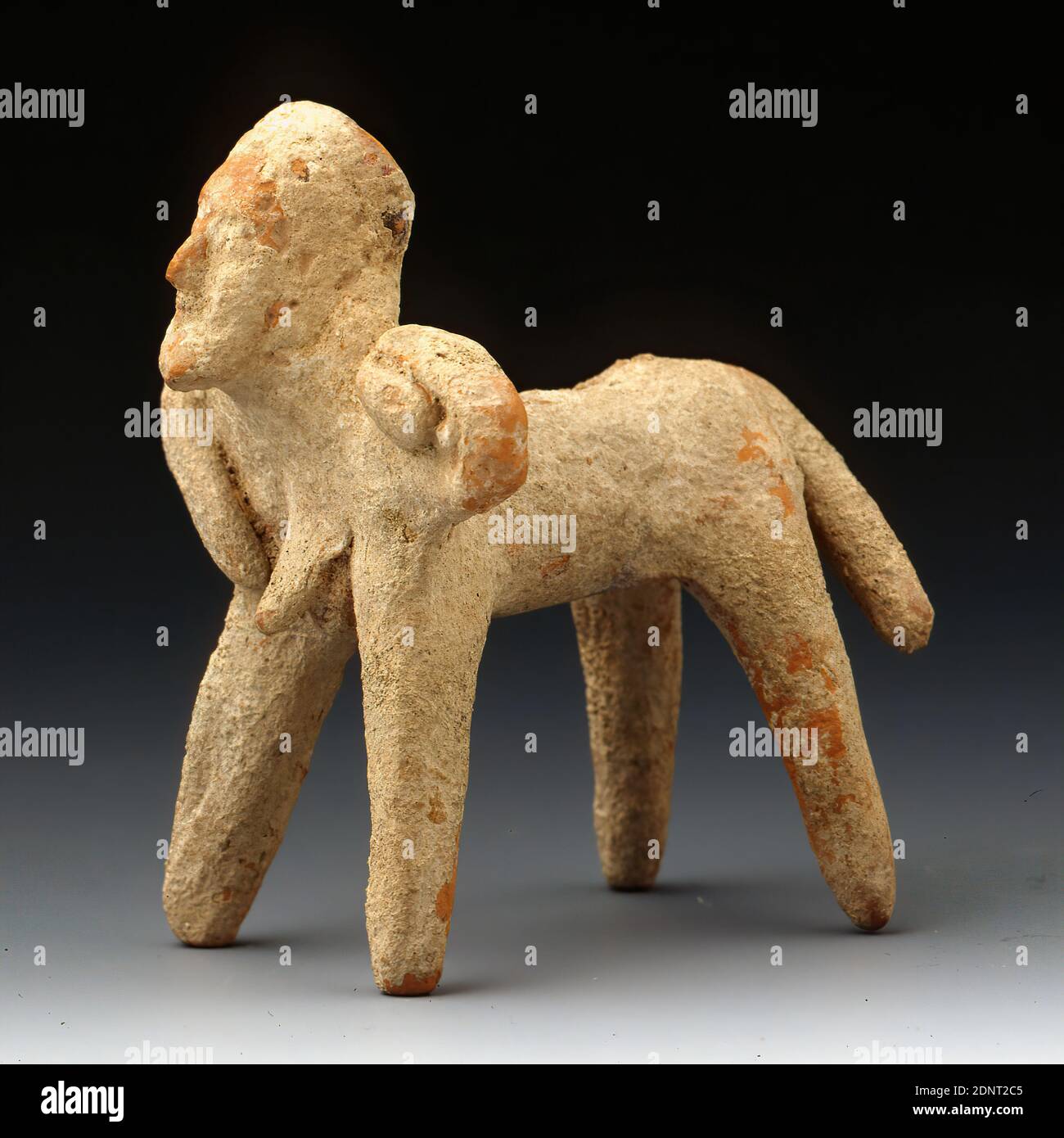 Centaur, Don de Gertrud Benndorf (Hambourg), Clay, à la main, Clay, à la main, Total: Hauteur: 8.8 cm; largeur: 5.5 cm; profondeur: 8.2 cm, céramique, Petites sculptures/petites sculptures, Centaures, archaïque tardive, antiquité grecque, le Centaur se tient sur le sol avec ses quatre pattes légèrement évasées mais non modélisées par le plastique. Les membres antérieurs font partie d'un corps mâle raccourci avec les bras et les organes génitaux, qui est suivi du corps du cheval avec la queue à l'arrière. La main du bras gauche maintient une balle sur l'épaule, prête pour le lancement ; le bras droit pend vers le bas. Banque D'Images