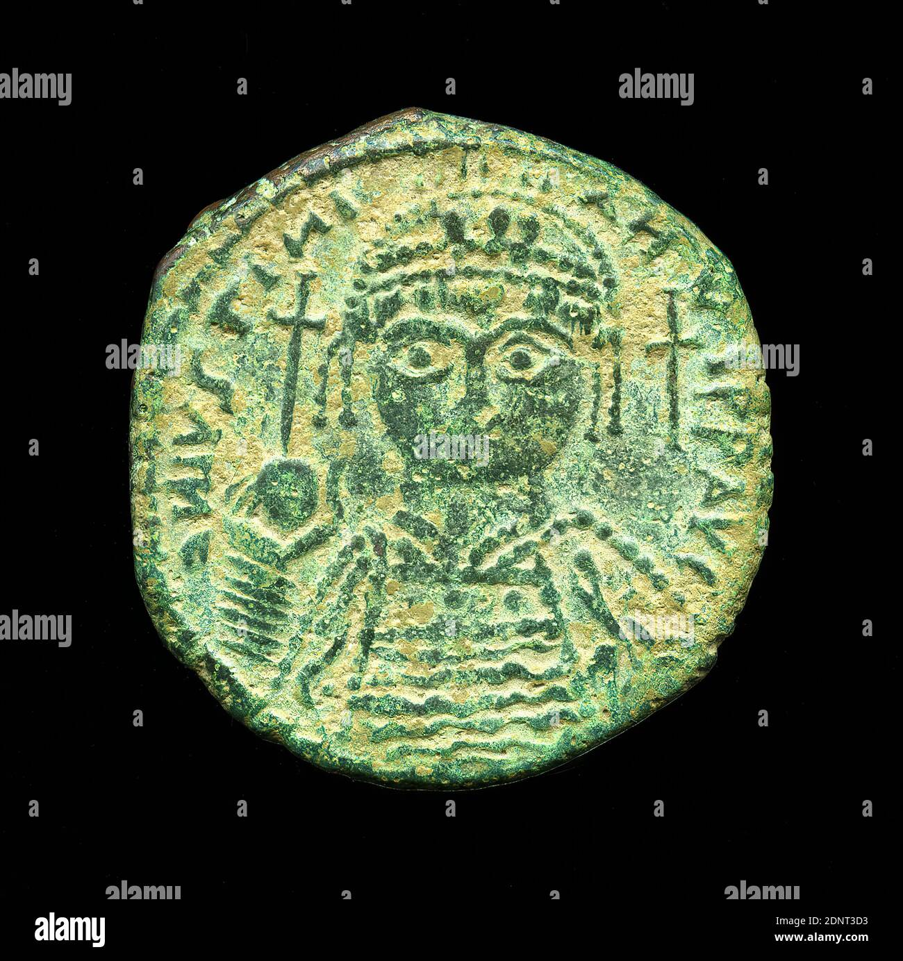 Folis Iustrinian I, g bronze, total: Diamètre: 3 cm, inscription: Obverse: A côté de la tête sur la droite une croix, inscription circonférentielle DN IVSTINIANVS PP ASC, pièces de monnaie, numismatique, portrait, portrait de la règle, portrait d'état, personne historique, empereur, antiquité tardive, à l'origine le follis a été introduit par l'empereur romain Dioclétien dans sa réforme de monnaie autour de 294 AD. Inventés de bronze, les pièces étaient recouvertes d'un mince film d'argent. Depuis la réforme monétaire de l'empereur Anastastius autour de 498 avant JC ils ont été de grandes pièces de bronze. Banque D'Images