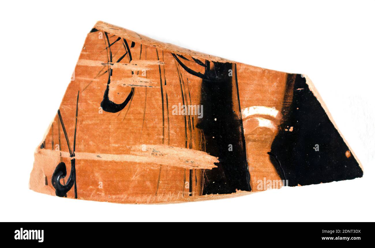 Fragment d'un grand vaisseau, argile, rapidement tourné, peint (céramique), alternativement tiré, argile, peint et tiré, Total: Hauteur: 2.8 cm; largeur: 5.2 cm, céramique, femme, classique tardif (antiquité grecque), antiquité grecque, le shard a une forme trapézoïdale irrégulière. Dans la moitié gauche, la cuisse gauche d'une femme avec une robe longue est conservée, dans la moitié droite, l'avant-bras gauche avec la partie supérieure de la main. Au-dessus du poignet, il y a deux bracelets simples appliqués avec du blanc opaque Banque D'Images