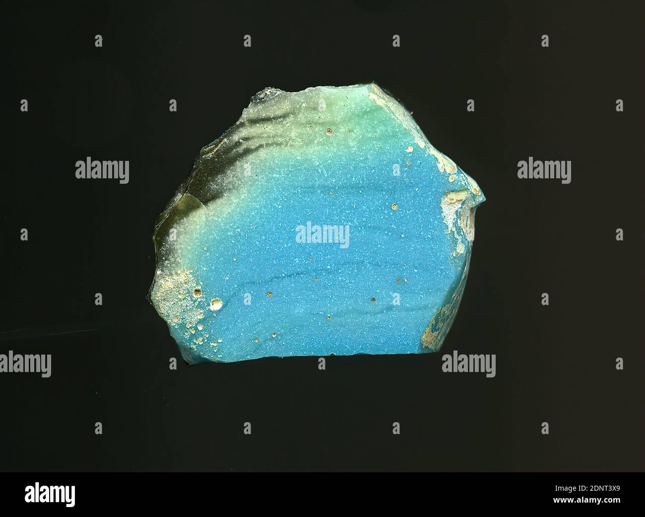 Fragment d'un vaisseau, verre, pressé, coupé, Total: Hauteur: 2.30 cm; largeur: 1.90 cm, conteneur, stockage, travail de cuisine, début de la période impériale, UNE légère courbure du fragment de verre permet l'affectation à un vaisseau. La surface du verre turquoise est biseautée de sorte que la couche verte en dessous soit visible à un bord. En raison du processus de fabrication élaboré et de sa fragilité, le verre a été considéré comme l'un des articles de luxe de l'antiquité Banque D'Images