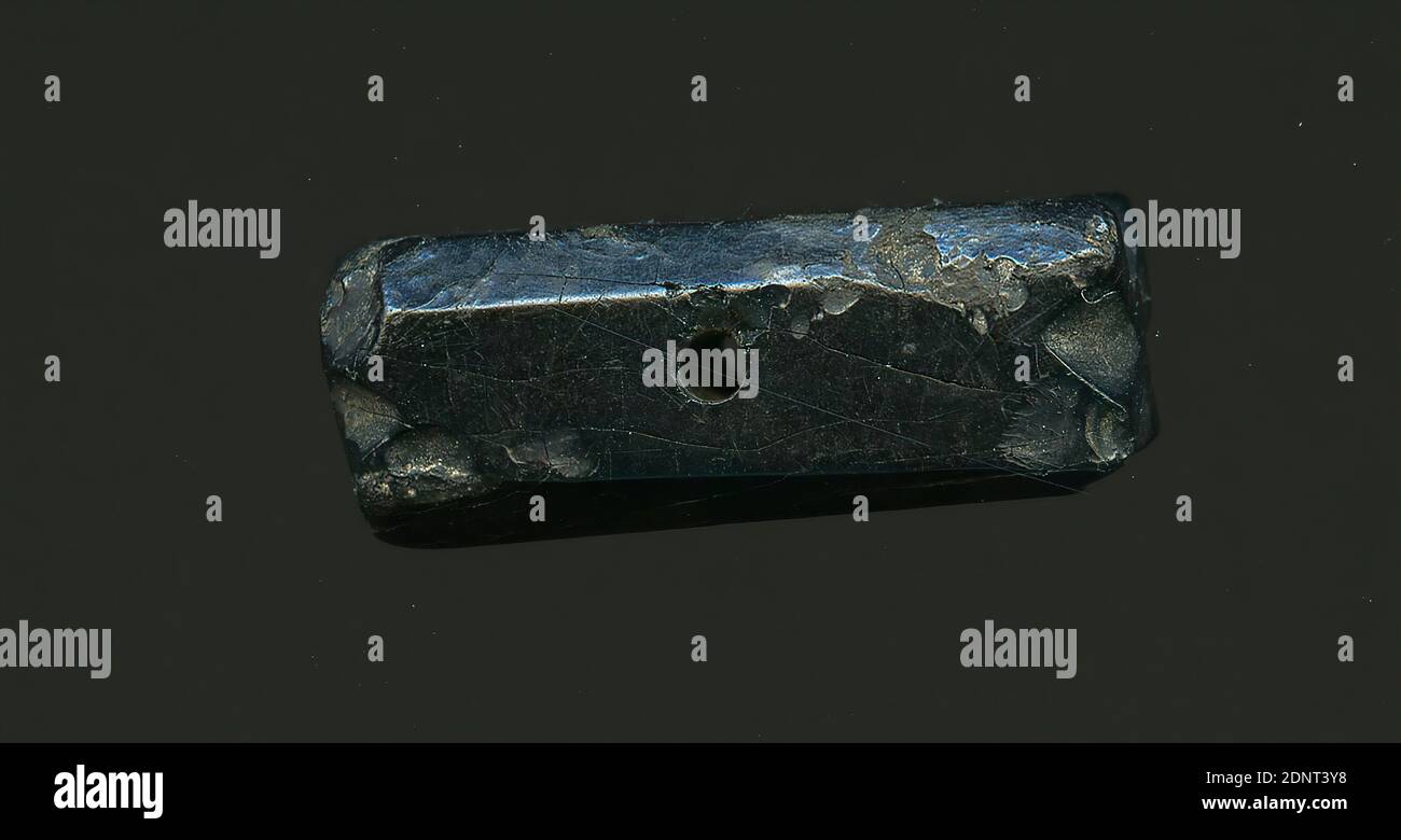 Fragment d'un vaisseau, verre, pressé, coupé, Total: Hauteur: 2.10 cm; largeur: 0.80 cm, période impériale précoce, le fragment de verre noir-brun est longitudinalement rectangulaire et présente de plus petites fissures et un trou. Les bords sont poncés et sur chaque face d'extrémité il y a une coupe transversale dans la vitre. Pour la production, des verres de différentes couleurs ont été formés en tubes et en tiges. Ils ont été pressés ensemble et chauffés, ce qui a donné une longue tige. Le verre maintenant coupé en tranches avait des motifs amorphes ou floraux différents. Plusieurs de ces plaques ont ensuite été repliées ensemble, réchauffées à nouveau et pressées dans la forme de la cuve. Banque D'Images