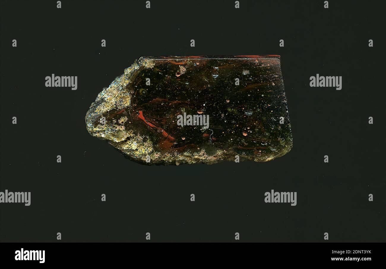 Fragment d'un vaisseau, verre, pressé, coupé, Total: Hauteur: 2.90 cm; largeur: 1.50 cm, début de la période impériale, UNE légère courbure du fragment de verre permet l'attribution à un vaisseau, éventuellement un bol. Le verre brun est marbré en rouge. Pour la production, des verres de différentes couleurs ont été formés en tubes et en tiges. Ils ont été pressés ensemble et chauffés, ce qui a donné une longue tige. Le verre maintenant coupé en tranches avait des motifs amorphes ou floraux différents. Plusieurs de ces plaques ont ensuite été repliées ensemble, réchauffées à nouveau et pressées dans la forme de la cuve. Banque D'Images
