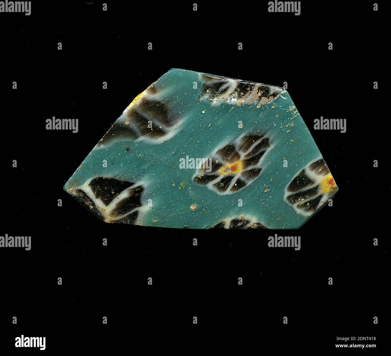 Fragment d'un vaisseau, verre, technique millefiori, Total: Hauteur: 1.80 cm; largeur: 2.90 cm, conteneur, stockage, travail de cuisine, ornements floraux, période impériale précoce, UNE légère courbure du fragment de verre permet l'affectation à un vaisseau, éventuellement un bol. Plusieurs fleurs de la technique millefiori peuvent être vues sur fond turquoise. Les fleurs individuelles se composent d'un point rouge avec une bordure jaune comme noyau, autour duquel les points bruns avec des contours blancs sont placés comme pétales. Pour la production, des verres de différentes couleurs ont été formés en tubes et en tiges. Banque D'Images