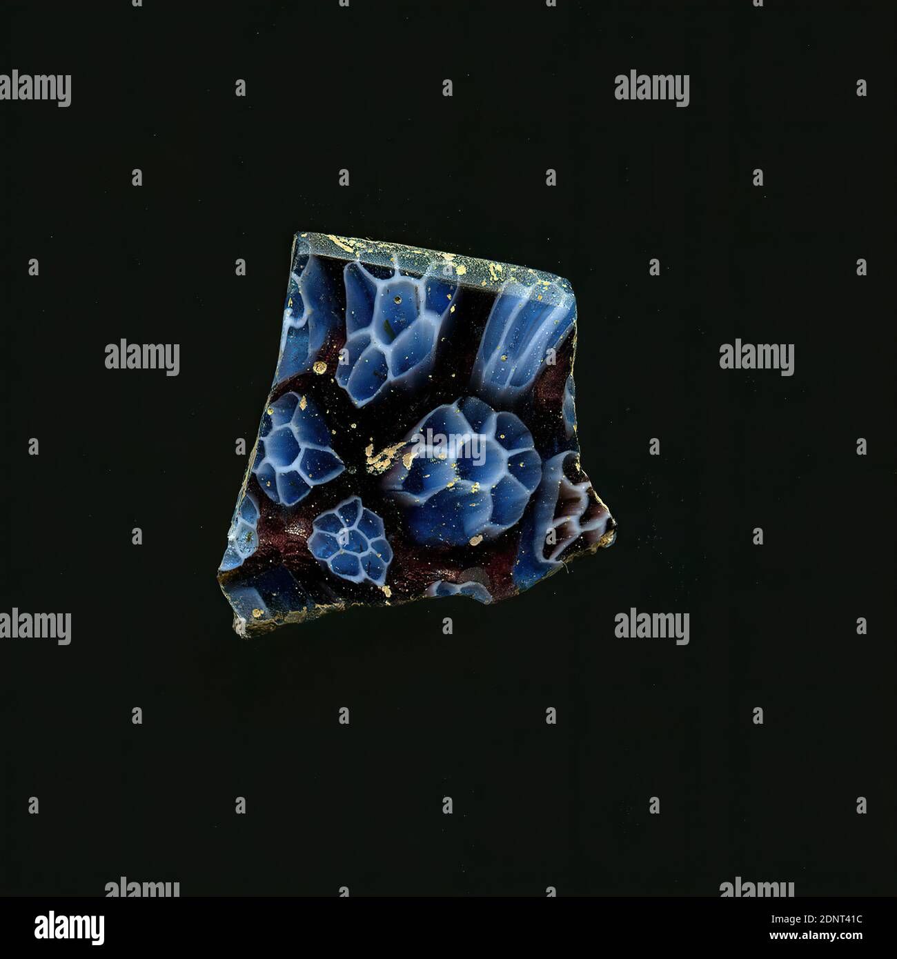 Fragment d'un vaisseau, verre, technique millefiori, Total: Hauteur: 2.70 cm; largeur: 2.50 cm, conteneur, stockage, travail de cuisine, ornements floraux, période impériale précoce, UNE légère courbure du fragment de verre permet l'affectation à un vaisseau, éventuellement un bol. Le shard bleu-violet montre plusieurs fleurs dans la technique de millefiori. Un contour blanc fin entoure un point bleu central et les pétales autour. Pour la production, des verres de différentes couleurs ont été formés en tubes et en tiges. Ils ont été pressés ensemble et chauffés, ce qui a donné une longue tige. Banque D'Images