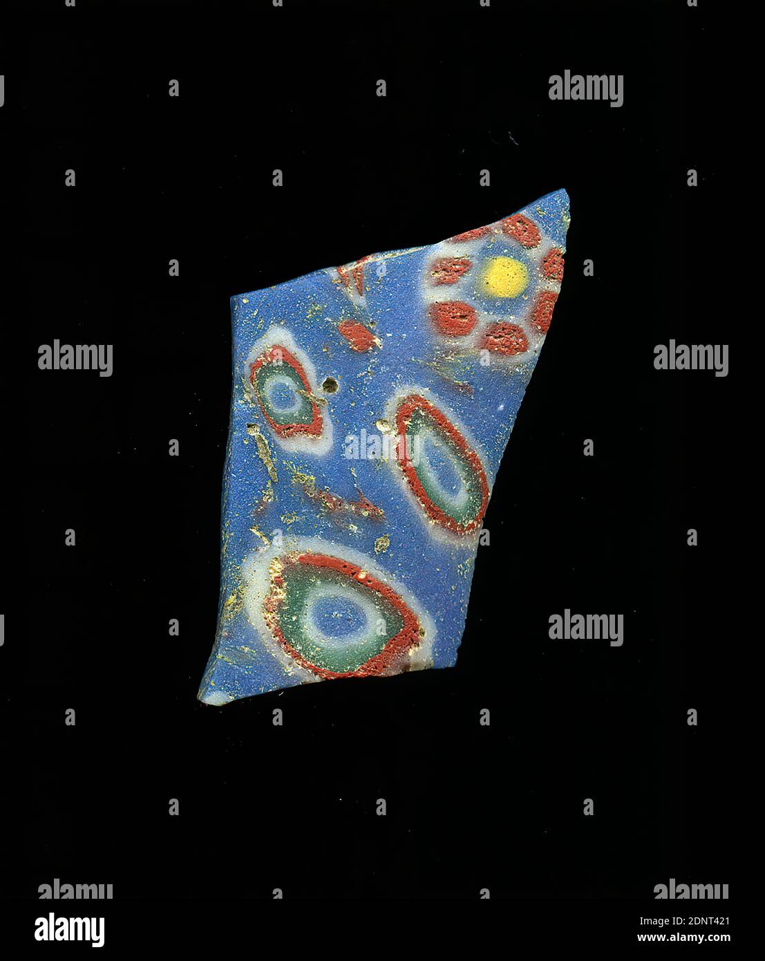 Fragment d'un vaisseau, verre, technique millefiori, Total: Hauteur: 3.70 cm; largeur: 2.60 cm, conteneur, stockage, travail de cuisine, ornements floraux, période impériale précoce, UNE légère courbure du fragment de verre permet l'affectation à un vaisseau, éventuellement un bol. Banque D'Images