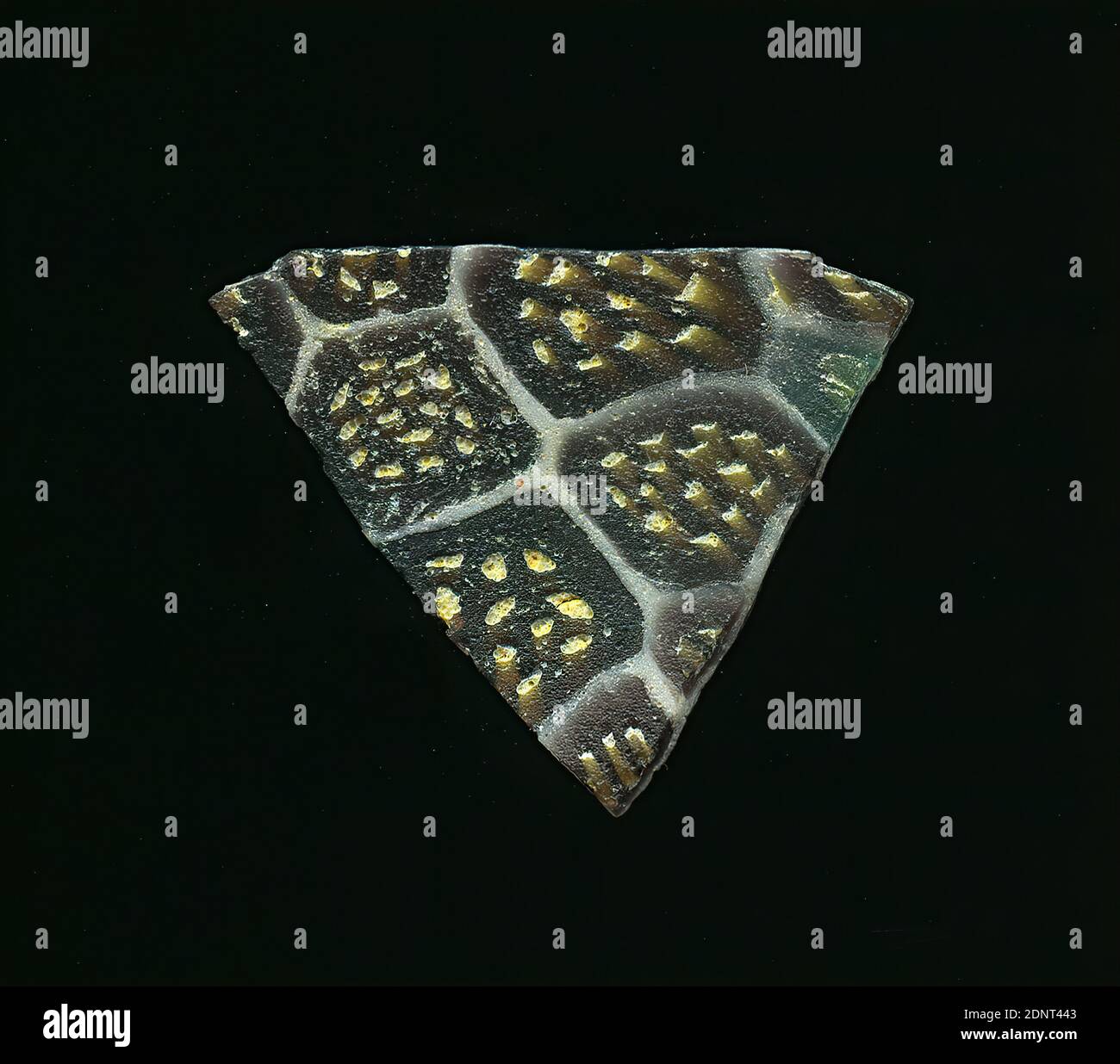 Fragment d'un vaisseau, verre, technique millefiori, Total: Hauteur: 2.50 cm; largeur: 2.80 cm; profondeur: 0.20 cm, récipient, stockage, cuisine, ustensiles de boisson et de service, ornements de fleurs, période impériale précoce, UNE légère courbure du fragment de verre permet l'affectation à un vaisseau. Le verre brun foncé est tissé avec une grille de lignes blanches rappelant les nids de miel. Les champs contiennent des fleurs en technique de millefiori, composées de points jaunes disposés en cercle. Pour la production, des verres de différentes couleurs ont été formés en tubes et en tiges. Banque D'Images