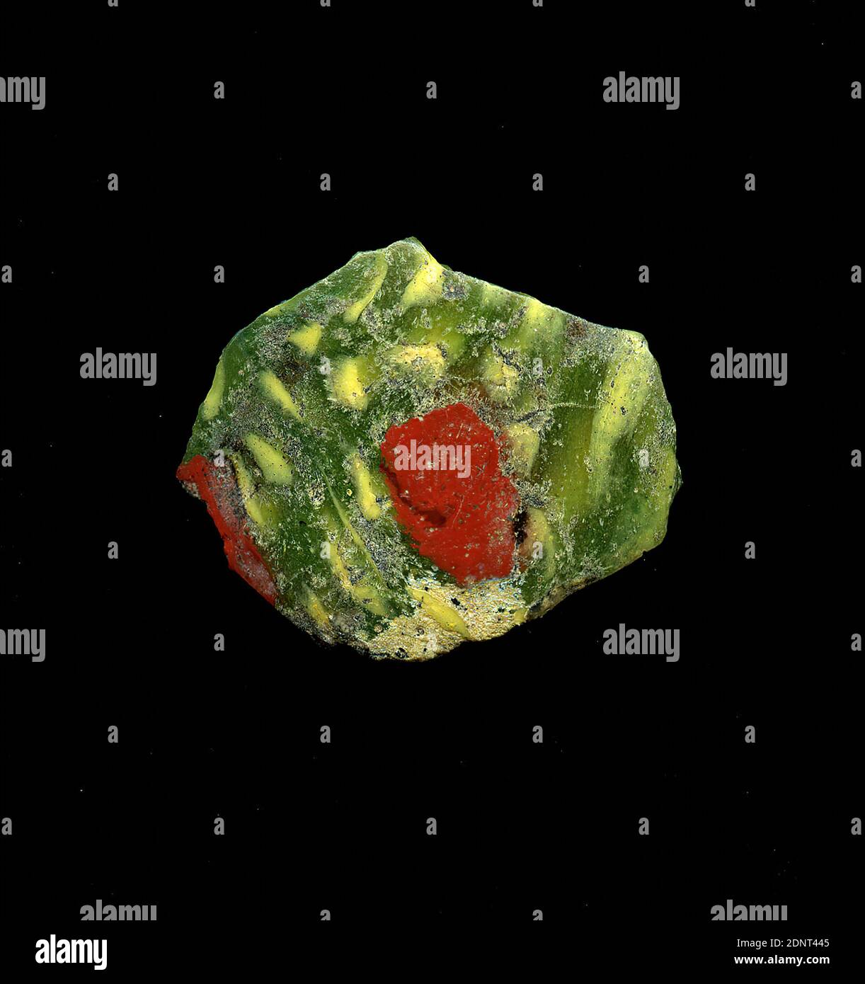 Fragment d'un vaisseau, verre, technique millefiori, Total: Hauteur: 2.10 cm; largeur: 2.50 cm, conteneur, stockage, cuisine, boisson et barque, ornements floraux, début de la période impériale, UNE légère courbure du fragment de verre permet l'affectation à un vaisseau. Dans le verre vert, des points jaunes fins dans la technique de millefiori sont visibles. Les fleurs se composent d'un noyau angulaire rouge autour duquel des petits points jaunes circulaires se trouvent sous forme de pétales. Pour la production, des verres de différentes couleurs ont été formés sur des tubes et des tiges. Ils ont été pressés ensemble et chauffés, ce qui a donné une longue tige. Banque D'Images