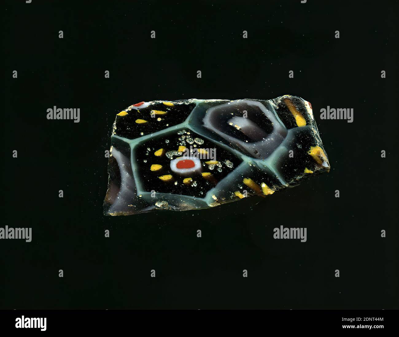 Fragment de vaisseau, verre, technique millefiori, Total: Hauteur: 1,20 cm; largeur: 2,20 cm, conteneur, stockage, cuisine, ornements floraux, époque impériale précoce, UNE légère courbure du fragment de verre permet l'attribution à un bateau, peut-être un bol le châle est recouvert d'une grille de lignes turquoise rappelant les rayons de miel. Banque D'Images