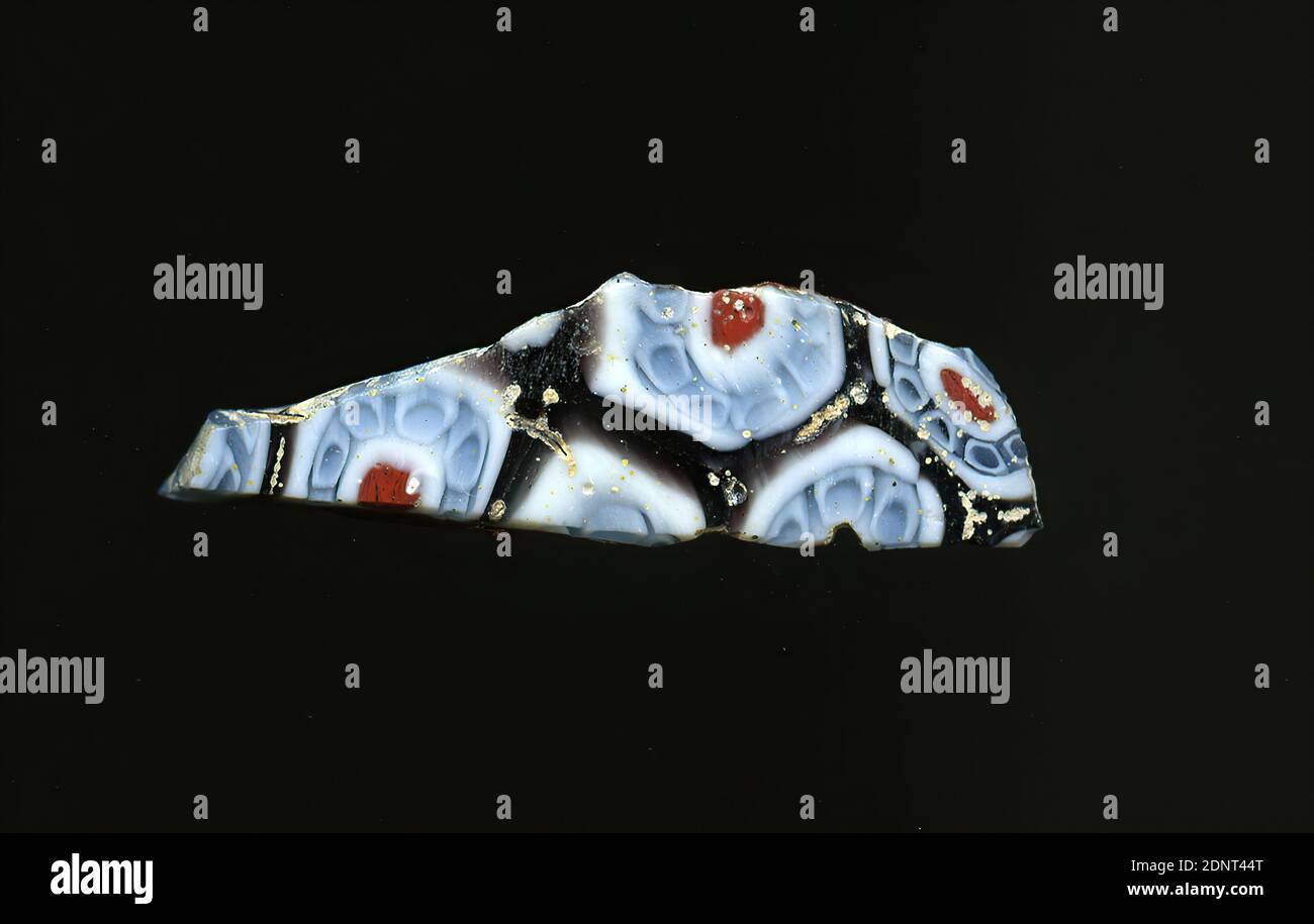 Fragment d'un vaisseau, verre, technique millefiori, Total: Hauteur: 3.20 cm; largeur: 1.00 cm, conteneur, stockage, travail de cuisine, ornements floraux, période impériale précoce, UNE légère courbure du fragment de verre permet l'affectation à un vaisseau, éventuellement un bol. Plusieurs fleurs de la technique de millefiori peuvent être vues sur fond violet. Les fleurs se composent de quatre cercles concentriques, qui sont rouges, blancs, bleus et blancs de l'intérieur vers l'extérieur. Dans l'anneau bleu, les cercles blancs peuvent être considérés comme des pétales. Pour la production, des verres de différentes couleurs ont été formés sur des tubes et des tiges. Banque D'Images