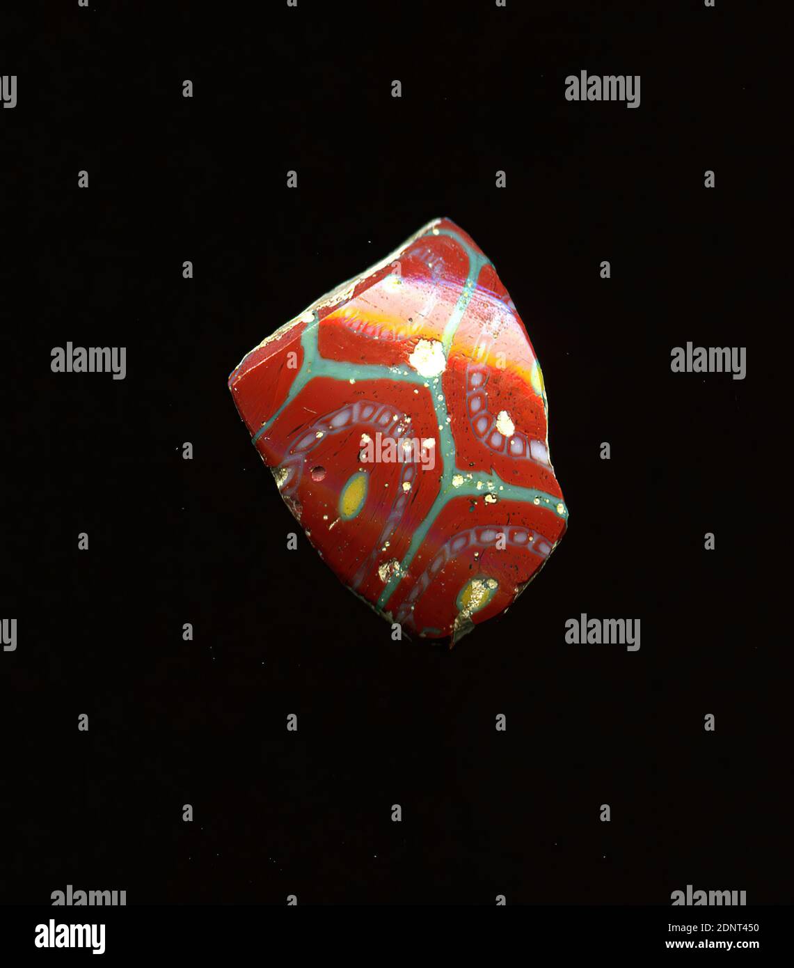Fragment d'un vaisseau, verre, technique millefiori, Total: Hauteur: 1.20 cm; largeur: 1.10 cm, conteneur, stockage, travail de cuisine, ornements floraux, période impériale précoce, UNE légère courbure du fragment de verre permet l'affectation à un vaisseau, éventuellement un bol. Le shard rouge est recouvert de lignes turquoise. Dans chaque nid d'abeille, on peut voir un ornement de fleur dans la technique de millefiori. Chaque fleur se compose d'un noyau jaune avec un contour turquoise autour duquel une double ligne de cercle blanc est tracée à une certaine distance. L'espace entre les deux cercles est rempli de points blancs séparés par des lignes blanches. Banque D'Images