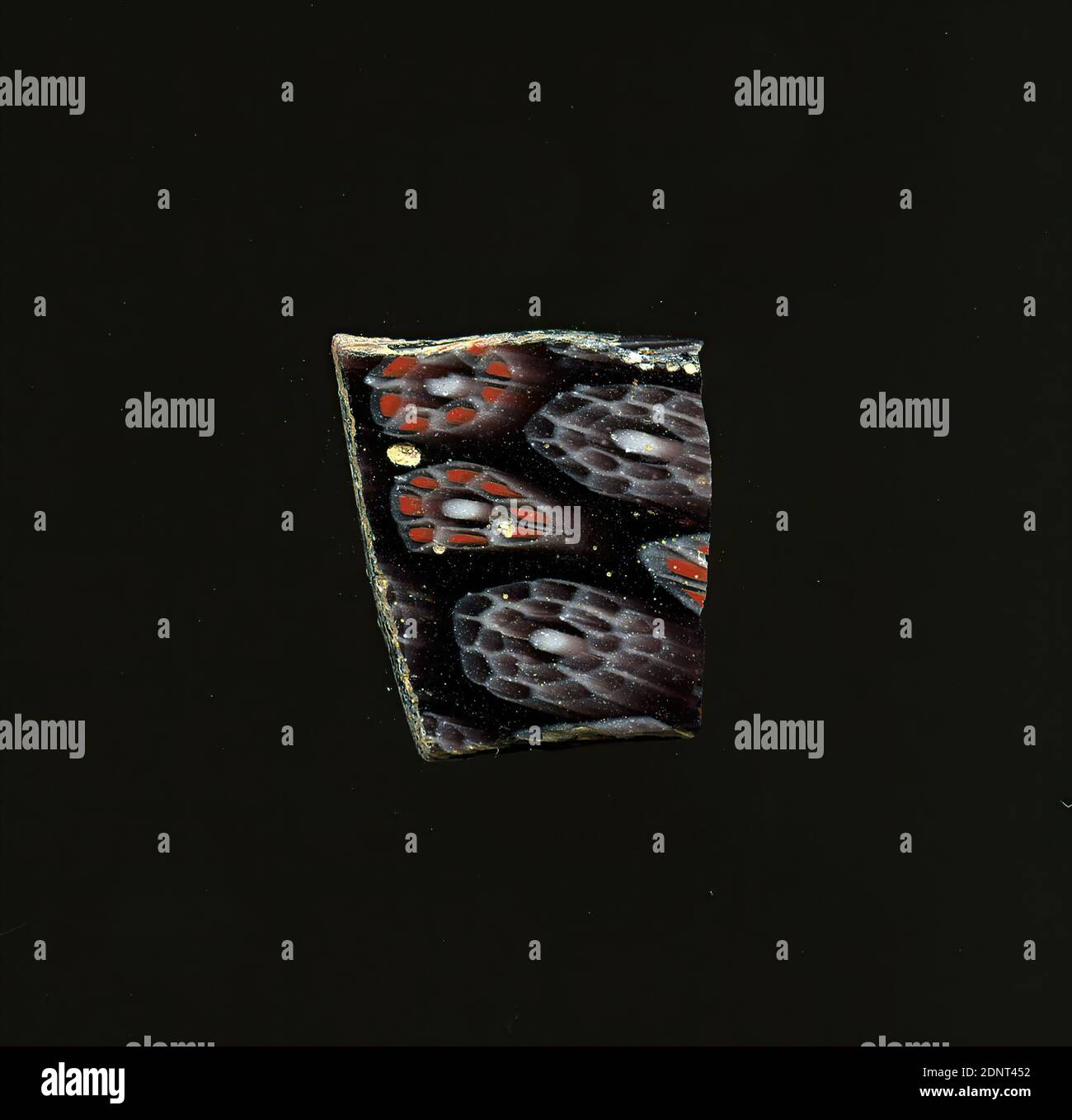Fragment d'un vaisseau, verre, technique millefiori, Total: Hauteur: 1.50 cm; largeur: 1.30 cm, conteneur, stockage, travail de cuisine, ornements floraux, période impériale précoce, UNE légère courbure du fragment de verre permet l'affectation à un vaisseau, éventuellement un bol. Deux types différents de fleurs dans la technique de millefiori peuvent être vus sur fond violet. Un type consiste en un point blanc avec un contour violet, autour duquel repose une double couronne de pétales à bords blancs; le second a également un point blanc avec un contour violet, autour duquel se trouve un anneau de points rouges avec un contour blanc sous forme de pétales. Banque D'Images