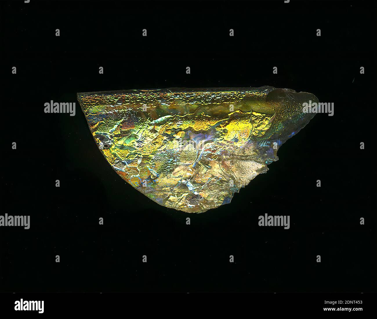Fragment d'un vaisseau, verre, pressé, coupé, Total: Hauteur: 1.10 cm; largeur: 2.10 cm; profondeur: 0.10 cm; profondeur: 0.20 cm, conteneur, stockage, cuisine, ustensiles de boisson et de service, début de l'époque impériale, UNE légère courbure du fragment de verre permet l'affectation à un vaisseau. Le fragment de jante est très abîmé et montre une coloration qui a inspiré les artistes du verre de l'époque moderne - par exemple Louis Comfort Tiffany (1848-1933) -. En raison du processus de fabrication élaboré et de sa fragilité, le verre était l'un des articles de luxe de l'antiquité Banque D'Images