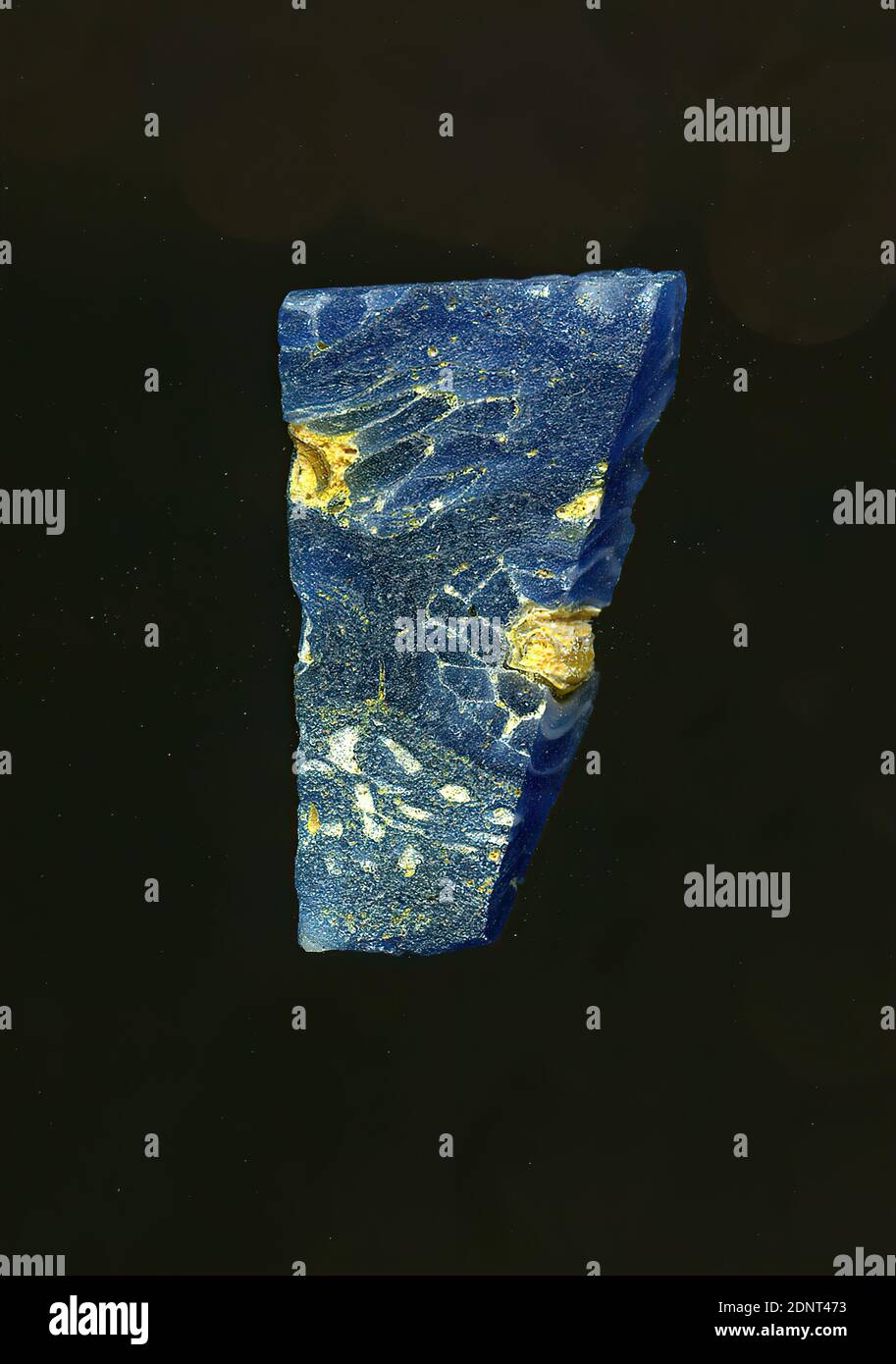 Fragment d'un vaisseau, verre, technique millefiori, Total: Hauteur: 2.00 cm; largeur: 1.20 cm; profondeur: 0.20 cm (min.); profondeur: 0.70 cm (max.), conteneur, stockage, cuisine, ornements de fleurs, début de la période impériale, UNE légère courbure du fragment de verre permet l'affectation à un vaisseau. Les fleurs de la technique millefiori peuvent être vues sur fond bleu. Ils sont constitués d'un point jaune autour duquel les contours blancs indiquent les pétales. Pour la production, des verres de différentes couleurs ont été formés en tubes et en tiges. Ils ont été pressés ensemble et chauffés, ce qui a donné une longue tige. Banque D'Images