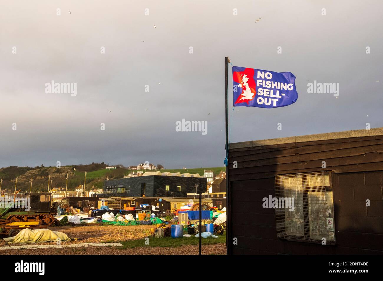 Hastings, East Sussex, Royaume-Uni. 18 décembre 2020. Des nuages sombres s'amassent un matin venteux, au-dessus de la plage des pêcheurs. Les droits de pêche restent un point d'achoppement dans les négociations sur le Brexit de l'UE. Banque D'Images