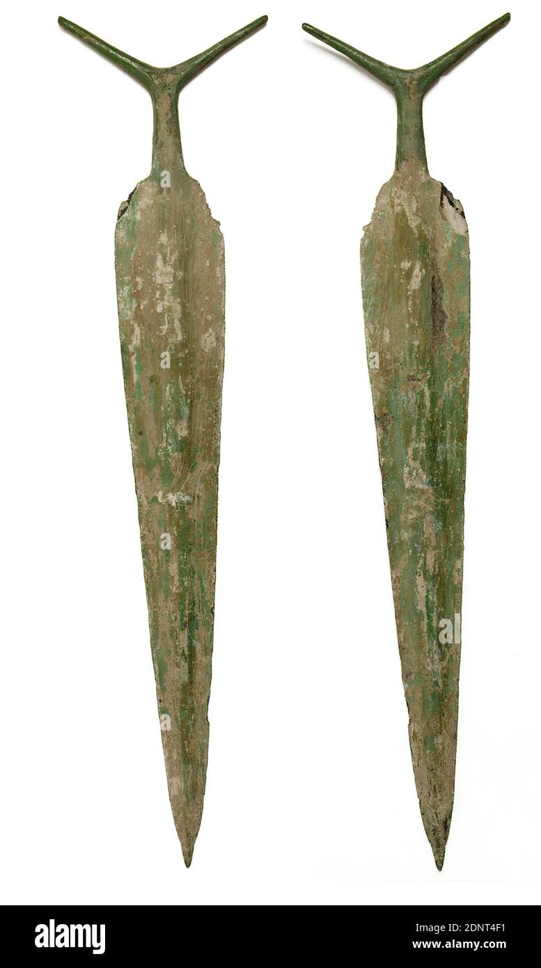 Poignard, bronze, moulé, bronze, Total: Hauteur: 44,7 cm; largeur: 5,7 cm, armes (militaire/militaire), antique, lame allongée avec arête centrale plate et manche court. Ceci s'ouvre en deux épines obliques Banque D'Images