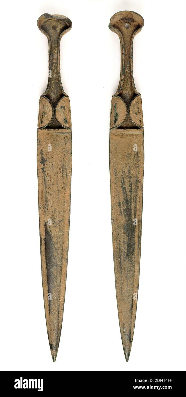 Lappendolch, Bronze, moulé, Bronze, Total: Hauteur: 34,1 cm; largeur: 3,4 cm, armes (guerre/militaire), guerre/militaire, Antiquité, le poignard est moulé en une seule pièce. La poignée et la lame sont séparées par un talon horizontal. Les bords de la hilte sont travaillés comme bandes de rebord, dans la partie avant il y a des languettes semi-ovales. Dans le pommel, qui est également semi-ovale, il y a un trou de rivet pour fixer les incrustations, qui ont été faites d'os, d'os ou de bois. Seuls quelques exemples sont conservés avec leurs incrustations d'origine. Banque D'Images