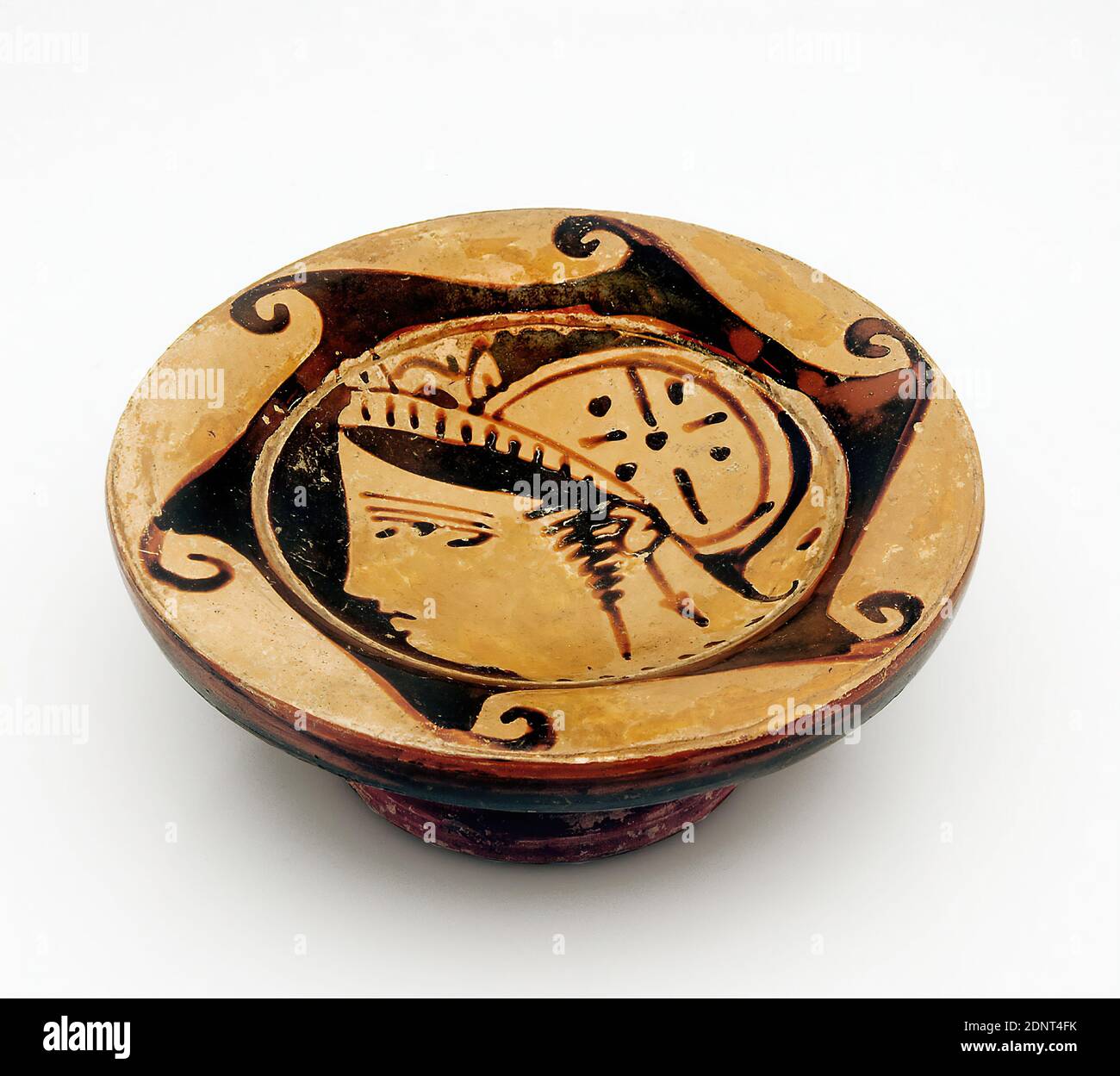 Genucilia Group, SOG. Caeretaner Teller, argile, rapidement tourné, peint (poterie), alternativement tiré, argile, Total: Hauteur: 5.2 cm; diamètre: 13.6 cm, poterie, ornements, méandres, Classicisme tardif (antiquité grecque), la forme distinctive de ce petit bol sans main est appelé Caeretaner Teller - après l'important site étrusque de Cerveteri en Italie centrale. La caractéristique est la bande d'onde qui tourne autour du bord, un soi-disant chien de course, et la tête femelle montré dans le profil à l'intérieur. Les cheveux de la jeune femme sont rassemblés dans une veste et maintenus au-dessus du front par un tiara. Banque D'Images