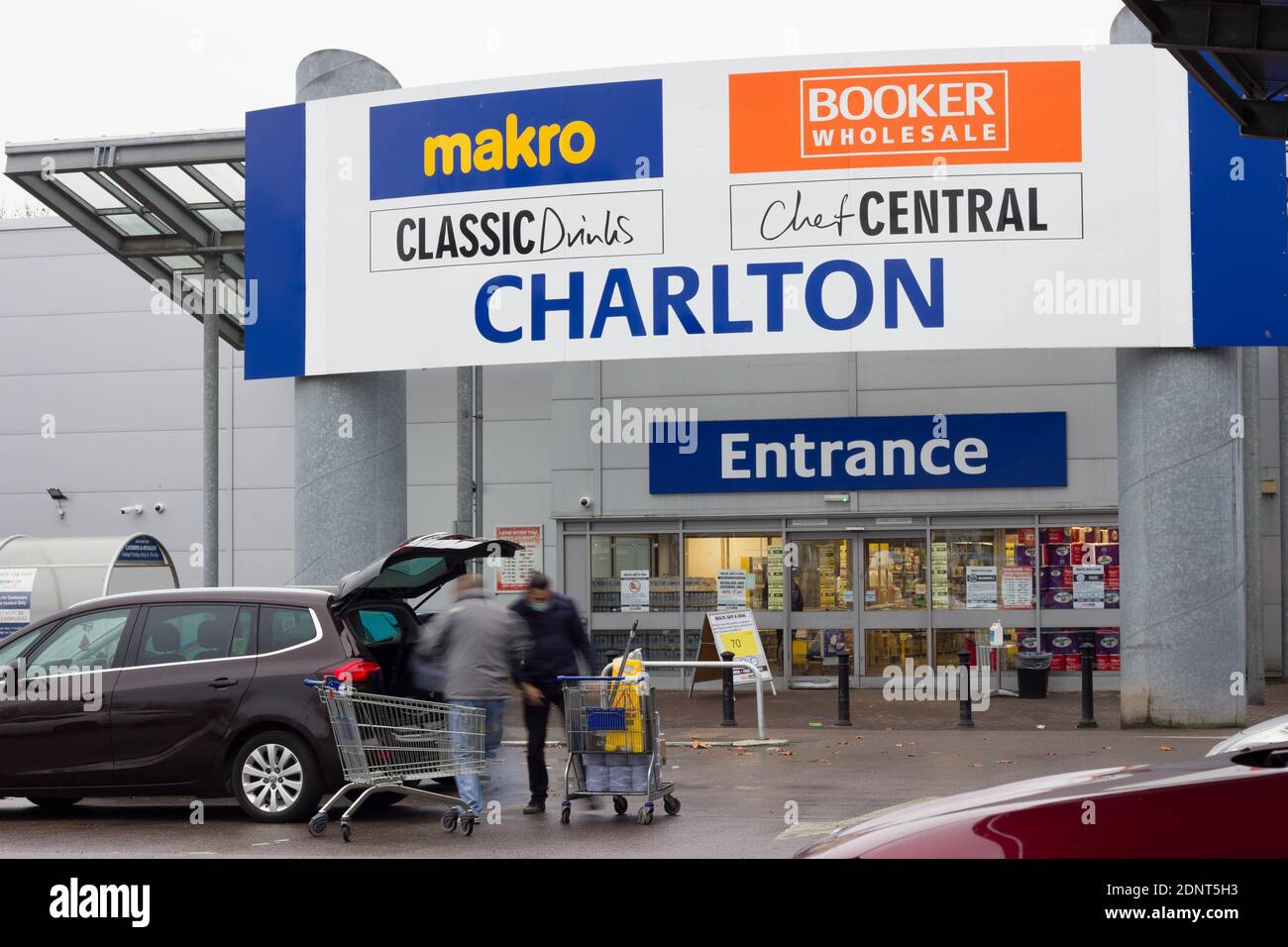 Les acheteurs chargent leur voiture à l'extérieur de l'entrée de la vente en gros de Booker et Magasin Makro à Charlton Banque D'Images