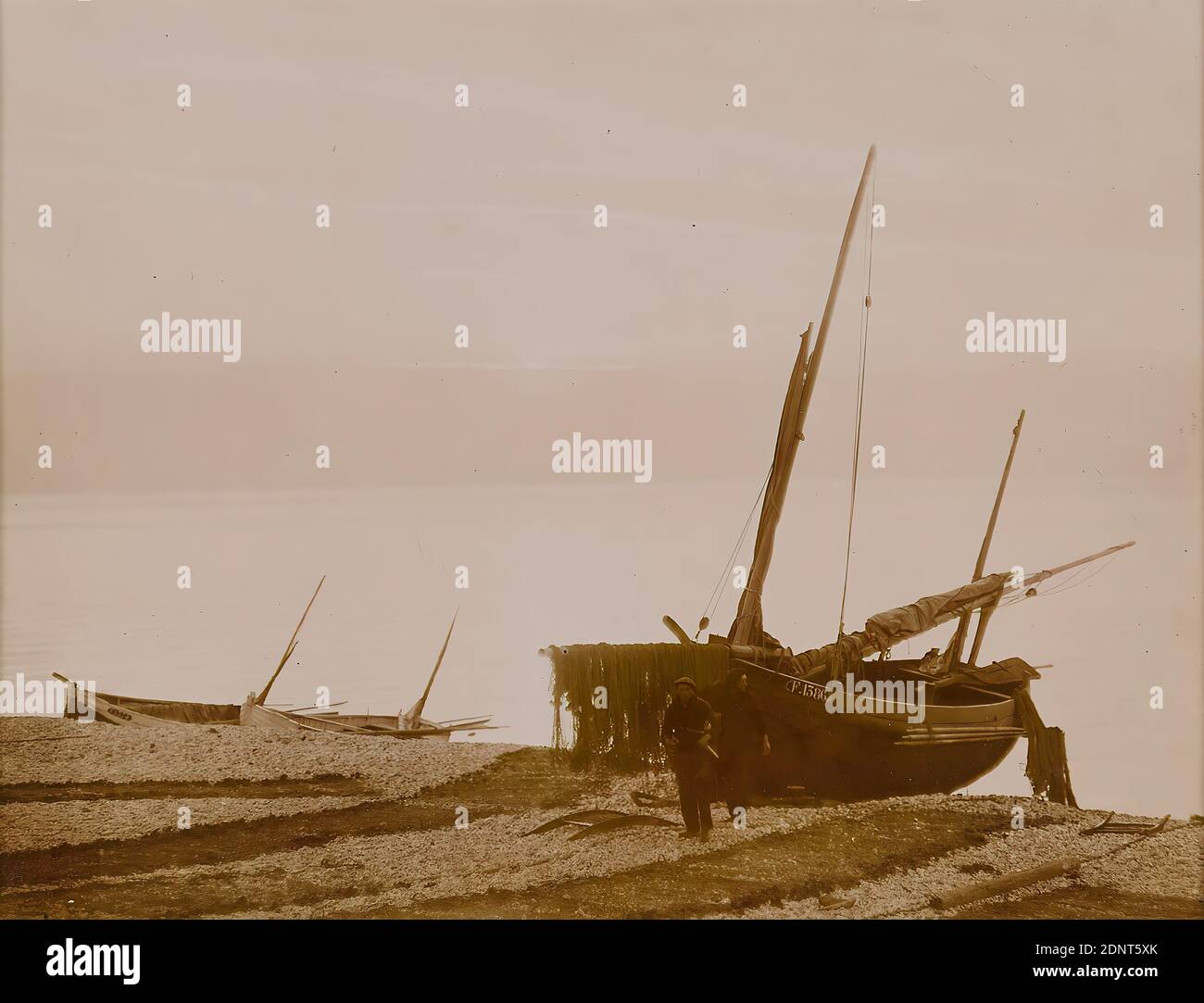 Pierre Dubreuil, fishing boats, albumin paper, black and white positive process, picture size : height: 15.70 cm; width: 20.80 cm, inscribed: rectou. r. on the cardboard: in ink: 1900 P. Dubreuil, Lille, in lead: Kph. 1917.430, inscribed: verso and right: in ink: P. Dubreuil, Lille, 1900, stamp: verso and left on the cardboard: landscape photography, landscape with plants, sea, fisherman, angler, sailing ship, sailing boat, sea (sea piece), pictorialism Banque D'Images