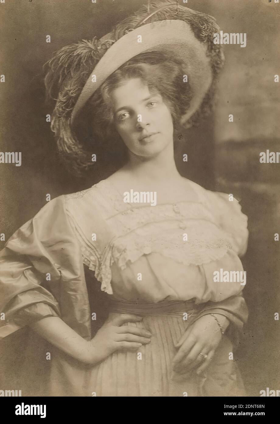 Rudolph Dührkoop, Miss Maud Allan, papier collodion, mat, noir et blanc procédé positif, taille de l'image: Hauteur: 22,70 cm; largeur: 16,20 cm, cachet sec: Recto U. r. sur le carton: Rudolph, Dührkoop, Hambourg, timbre: Verso et sur le carton: Timbre d'inventaire du département de photos de l'État de Hambourg, et daté: Verso et sur verso et sur le carton, manuscrit en noir: Repro: 39015, manuscrit en plomb: Maud Allan, novembre 1907, recto et manuscrit en crayon vert sur le carton: 1907 Miss Maud Allan, photographie de portrait, portrait en demi-longueur, acteur, actrice Banque D'Images