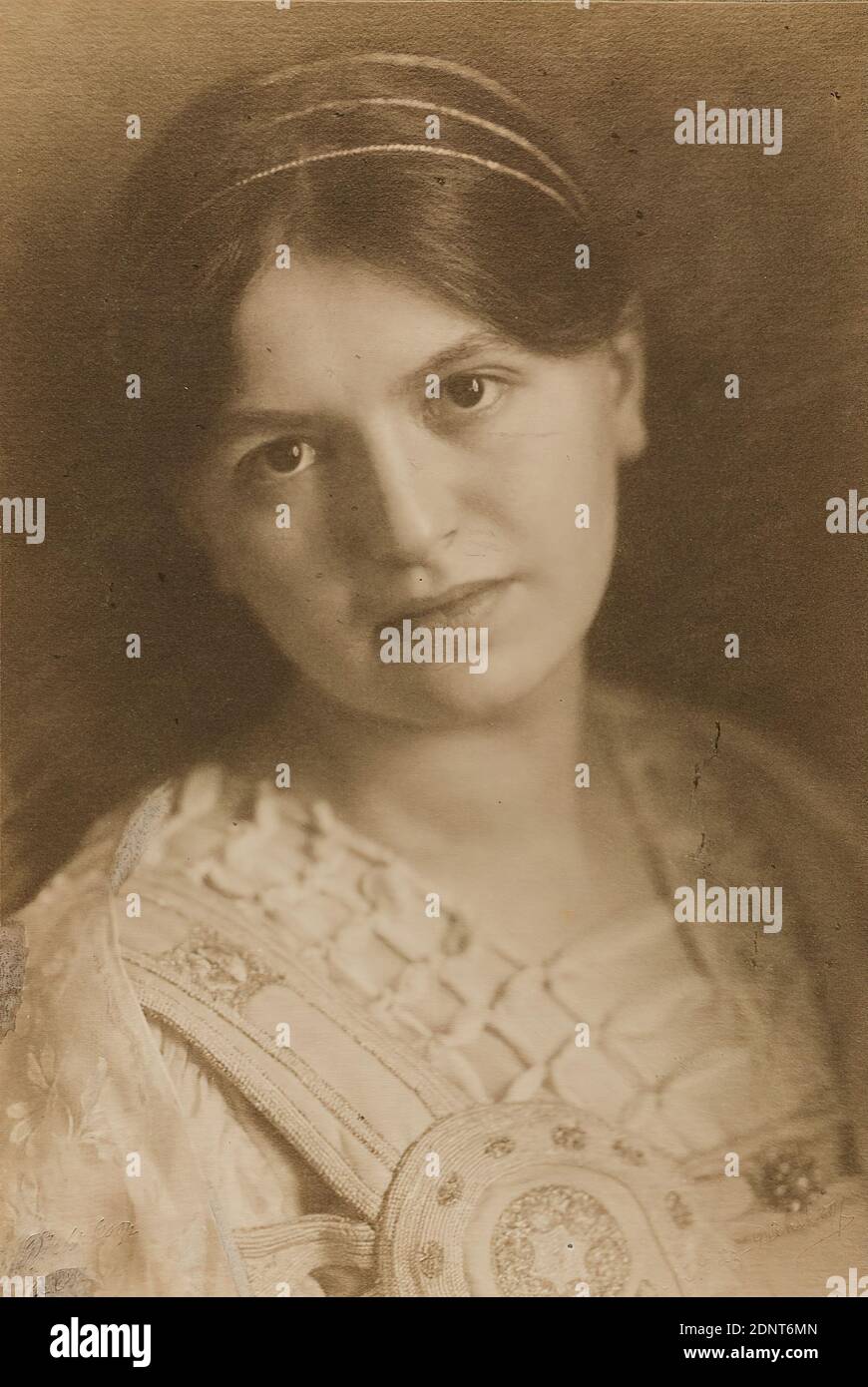 Minya Diez-Dührkoop, femme avec serre-cheveux, papier, impression platine, taille de l'image: Hauteur: 20,60 cm; largeur: 13,80 cm, signée: Recto re. Sous l'image sur le carton: Manuscrite en plomb: M. Diez-Dührkoop, timbre sec: Recto: Recto en bas à gauche: Dührkoop, 1907; recto en bas à droite: M. Dührkoop-Dührkoop, inscrit: M. Dihkoop-Dührkoop, inscrit: M. Dihkoop-D Sur le verso et sur le carton, manuscrit en plomb: N° de catalogue, technique; manuscrit en stylo à bille bleu: repro PL 29460; intérieur et en passe-passe manuscrit en plomb: N° d'inventaire, Coll. Banque D'Images