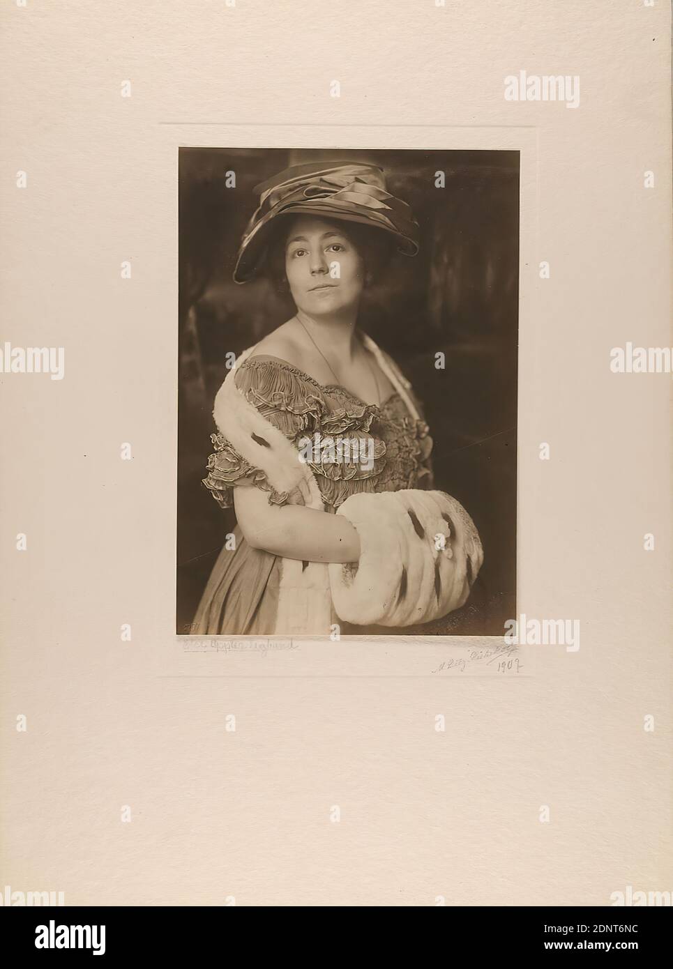 Minya Diez-Dührkoop, else oppler-Legband, papier, impression platine, taille de l'image: Hauteur: 22,00 cm; largeur: 15,40 cm, signé: Recto U. r. dans l'image et sous l'image sur le carton: Manuscrit en plomb: M. Diez- Dührkoop, timbre sec: Recto et gauche: 1907, à droite: M. Dihnez-Dührkoop, daté: Sur le carton en dessous de l'image en plomb: Else oppler-Legband 1907; sur le verso et sur le carton en plomb: Catalogue no, technique, timbre: Verso et sur le carton: Photographie de portrait, portrait en demi-longueur, femme Banque D'Images