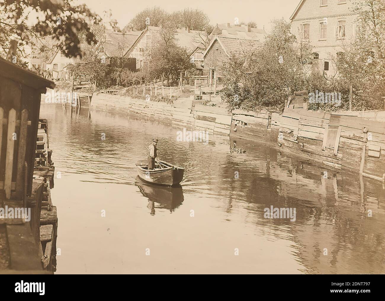 Anton Joachim Christian Bruhn, du Vieux pays, papier collodion mat, noir et blanc procédé positif, taille de l'image: Hauteur: 14.60 cm; largeur: 20.50 cm, inscrit: Sur le verso sur le carton: À l'encre bleue: A. Bruhn. De l'ancien pays, photographie artistique, photographie de reportage, paysage avec plantes, rivière, bateau, pays, région Banque D'Images