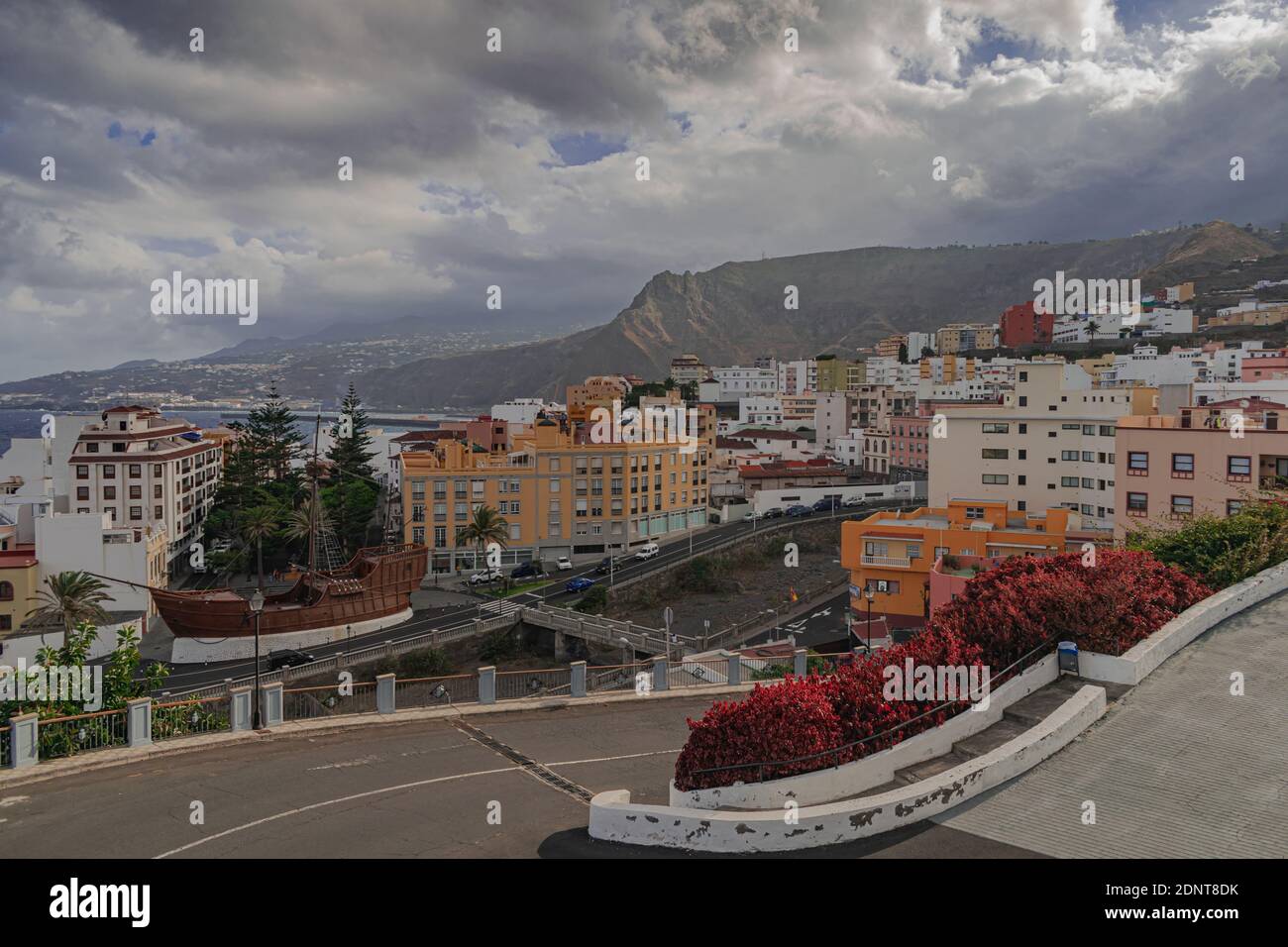 La Palma/Espagne; septembre 10 2018: Santa Cruz de la Palma paysage urbain, avec des nuages gris sur le ciel, îles Canaries Banque D'Images