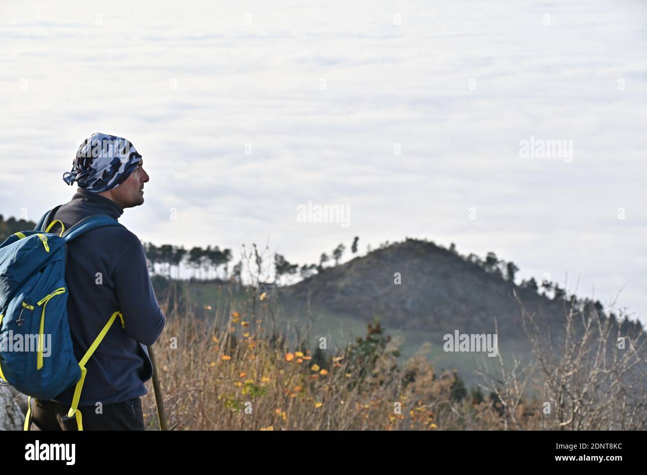 Randonneur debout sur un sommet de montagne regardant la vue, Bosnie-Herzégovine Banque D'Images