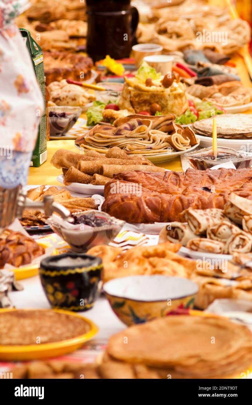 Vacances slaves Maslenitsa (également connu sous le nom de Butter Lady, Butter week, Crepe week, ou Cheesefare week) - une table de fête avec des crêpes et des tartes Banque D'Images