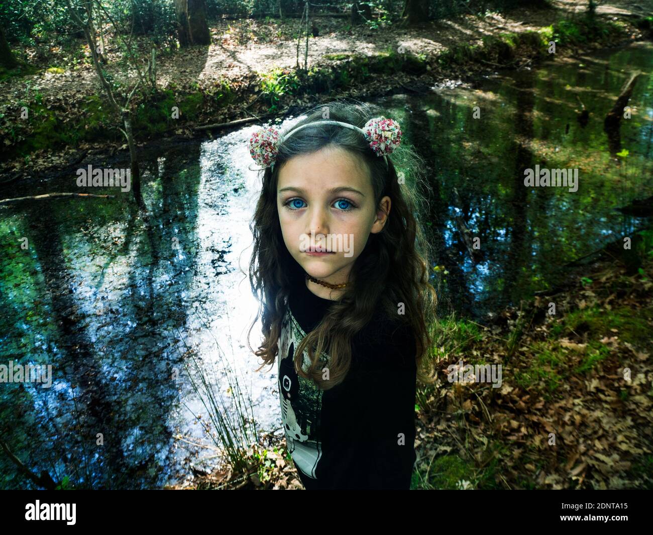 Portrait d'une belle fille debout près d'une rivière dans la forêt, Italie Banque D'Images