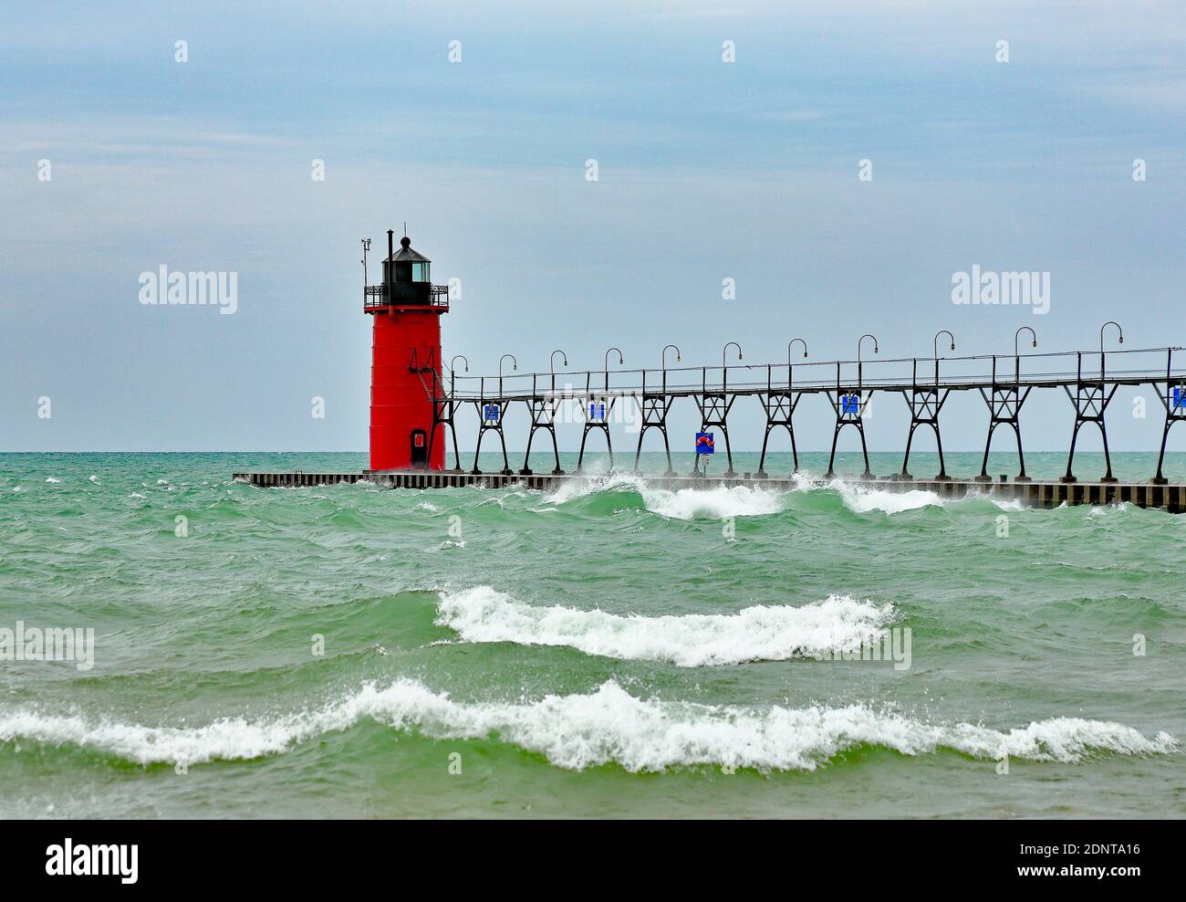 Phare de South Haven lors d'une journée venteuse avec vagues et pulvérisation Banque D'Images