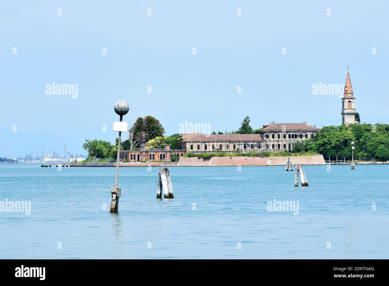 Poveglia, une petite île située entre Venise et le Lido dans la lagune vénitienne, en Italie, vue de Malamocco sur l'île du Lido. Banque D'Images