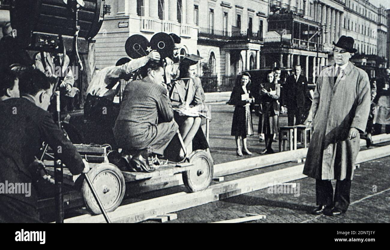 Photographie prise pendant le tournage de « Odd Man Out » avec James Mason, Robert Newton, Cyril Curack et F. J. McCormick. Banque D'Images