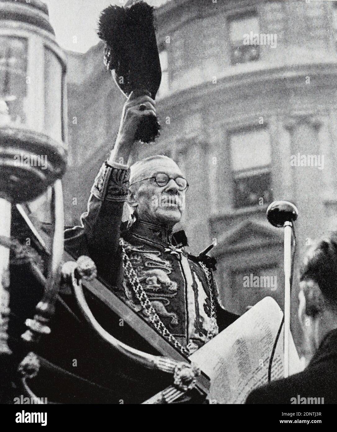 Photographie d'Archibald George Blomefield Russell (1879-1955) appelant « Dieu sauver la Reine » après avoir lu la proclamation de l'accession de la reine Elizabeth II à Charing Cross. Banque D'Images