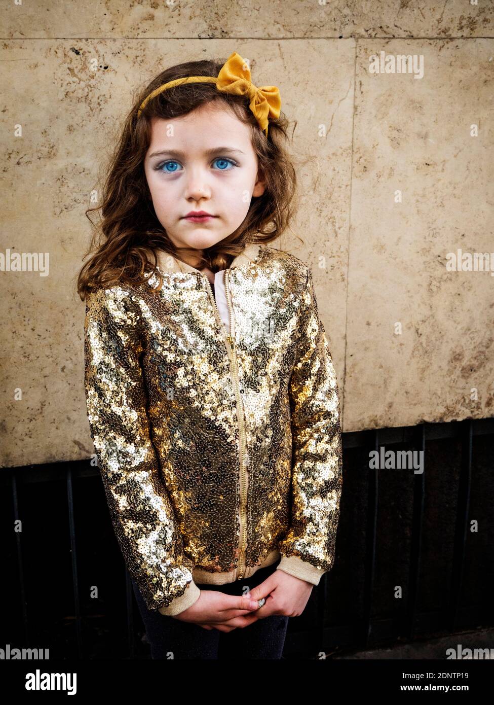 Portrait d'une fille portant une veste à paillettes dorées Banque D'Images