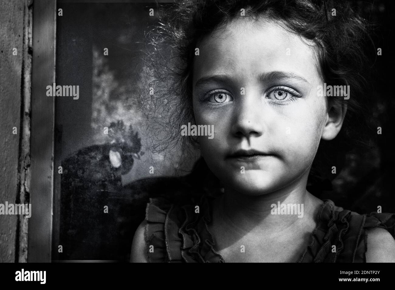 Portrait d'une belle fille avec un poulet debout derrière elle, Italie Banque D'Images