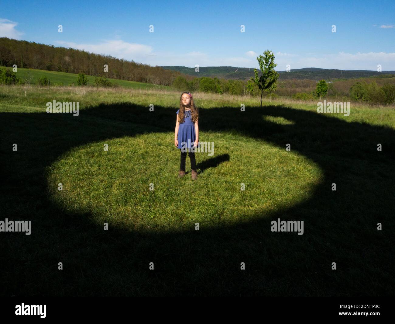 Fille debout dans un champ au milieu d'un cercle, Italie Banque D'Images