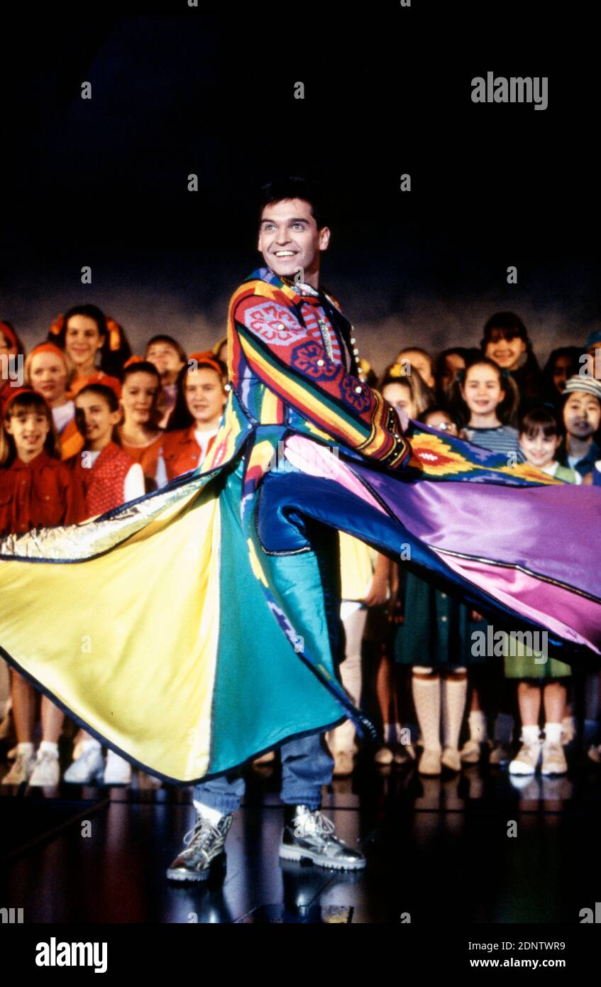 Phillip Schofield (Joseph) dans JOSEPH ET L'INCROYABLE TECHNICOLOR DREAMCOAT à Labatt Apollo Hammersmith London W6 27/02/1996 musique: Andrew Lloyd Webber paroles: Tim Rice design: Mark Thompson éclairage: Andrew Bridge chorégraphie: Anthony van Laast réalisateur: Steven Pimlott Banque D'Images