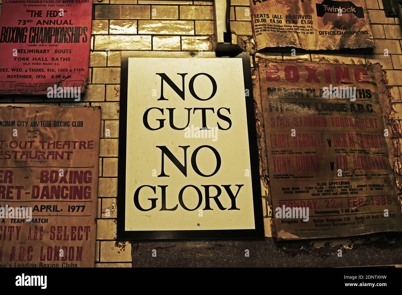 Le club de boxe de Rampton dans l'est de Londres, signe « No Guts No Glory » qui est suspendu dans le célèbre gymnase. Banque D'Images