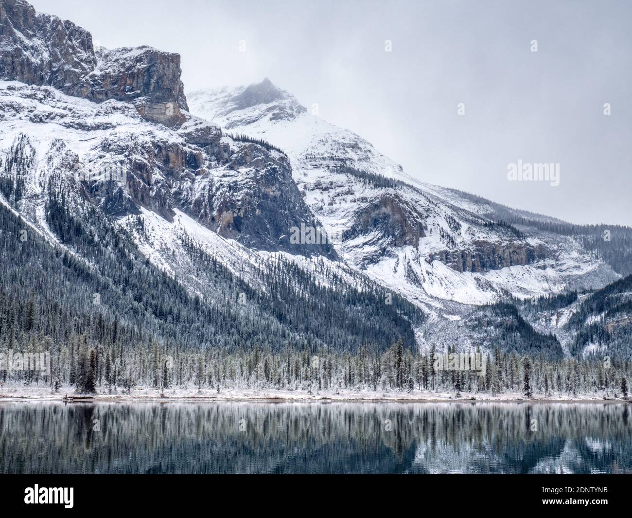 Lac Emerald en hiver, parc national Banff, Alberta, Canada Banque D'Images